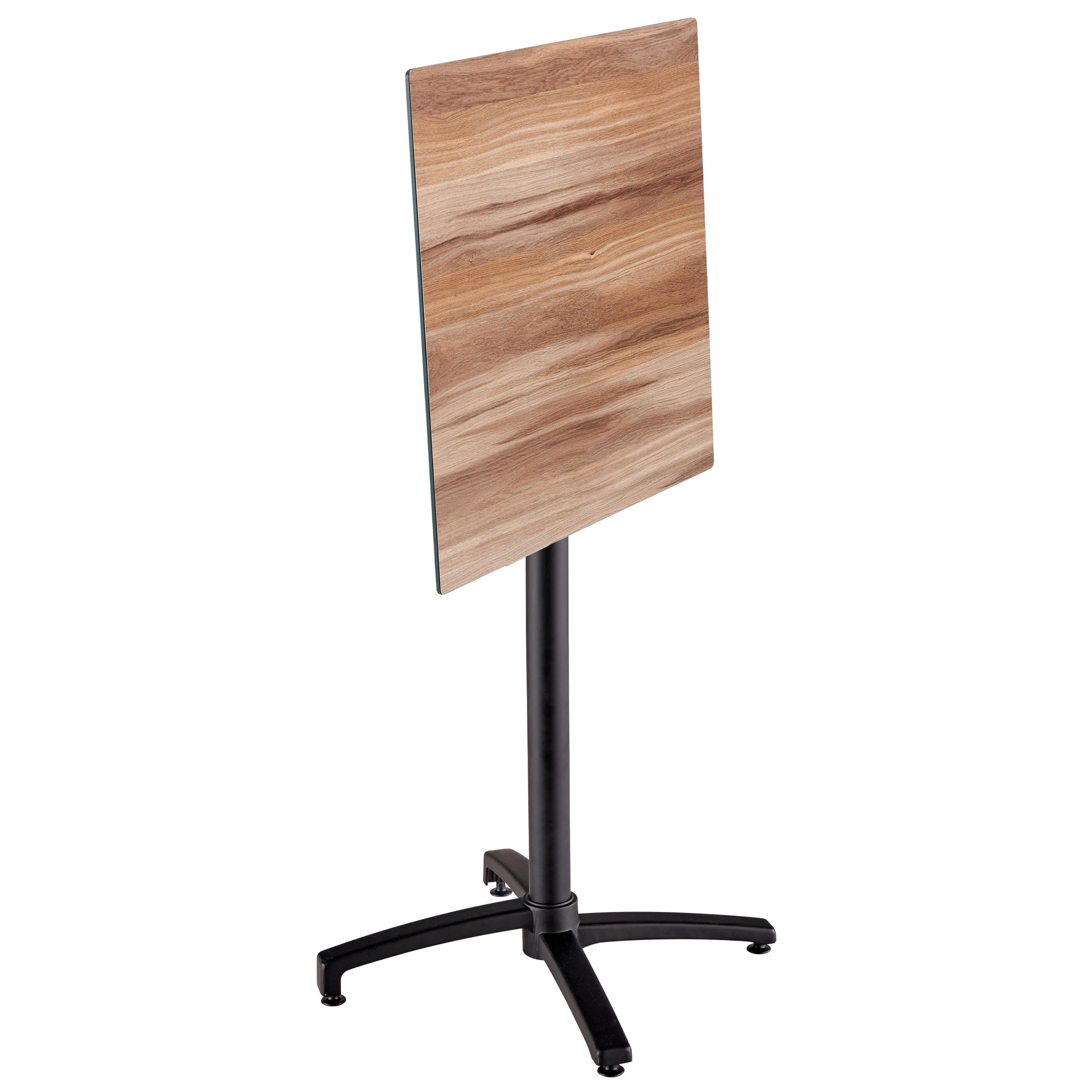 Ein Tisch mit Holzplatte und schwarzem Fuß. Der Tisch ist geneigt. Der Hintergrund ist weiß.