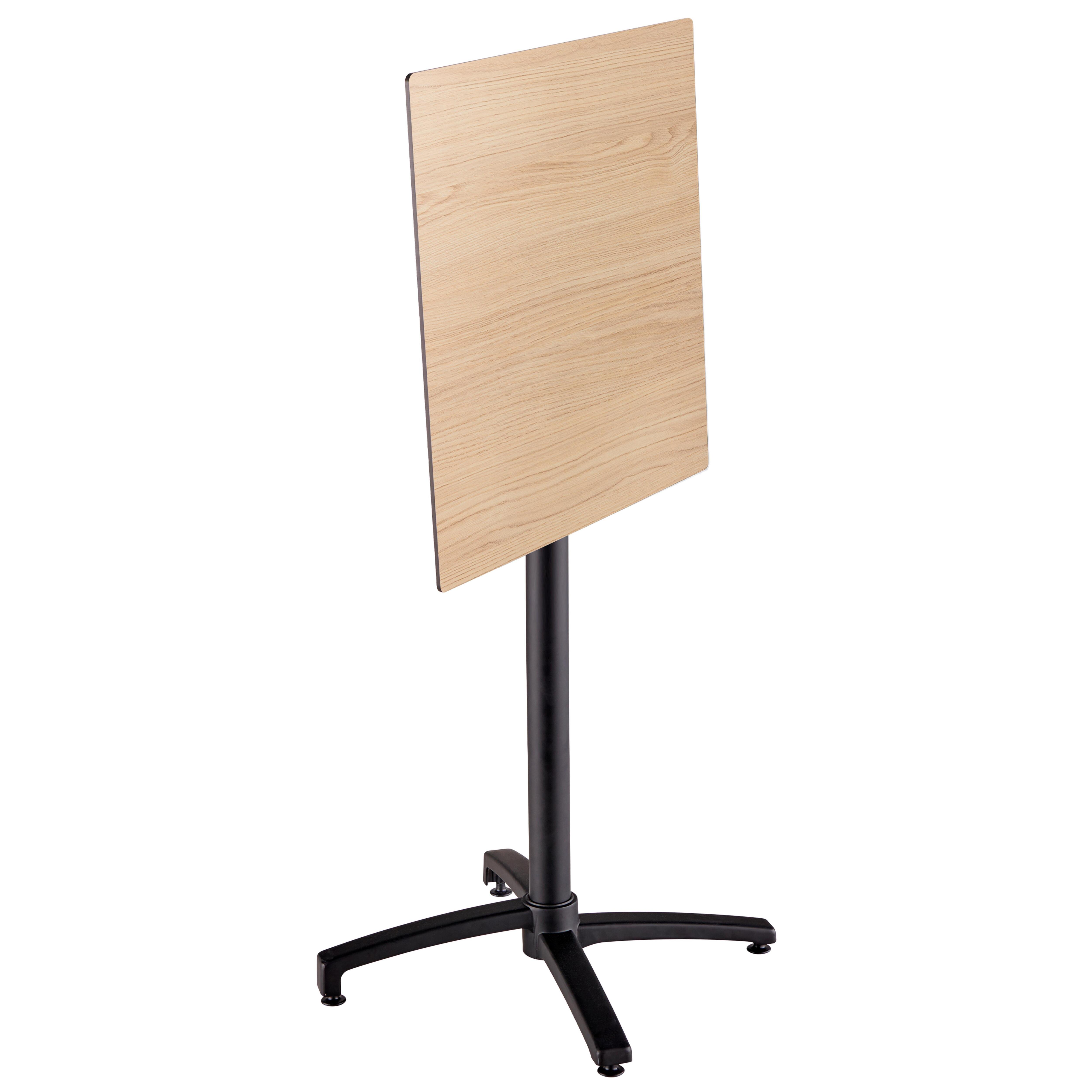 Holztisch mit einem einzigen zentralen Bein und schwarzem Sockel. Weißer Hintergrund.