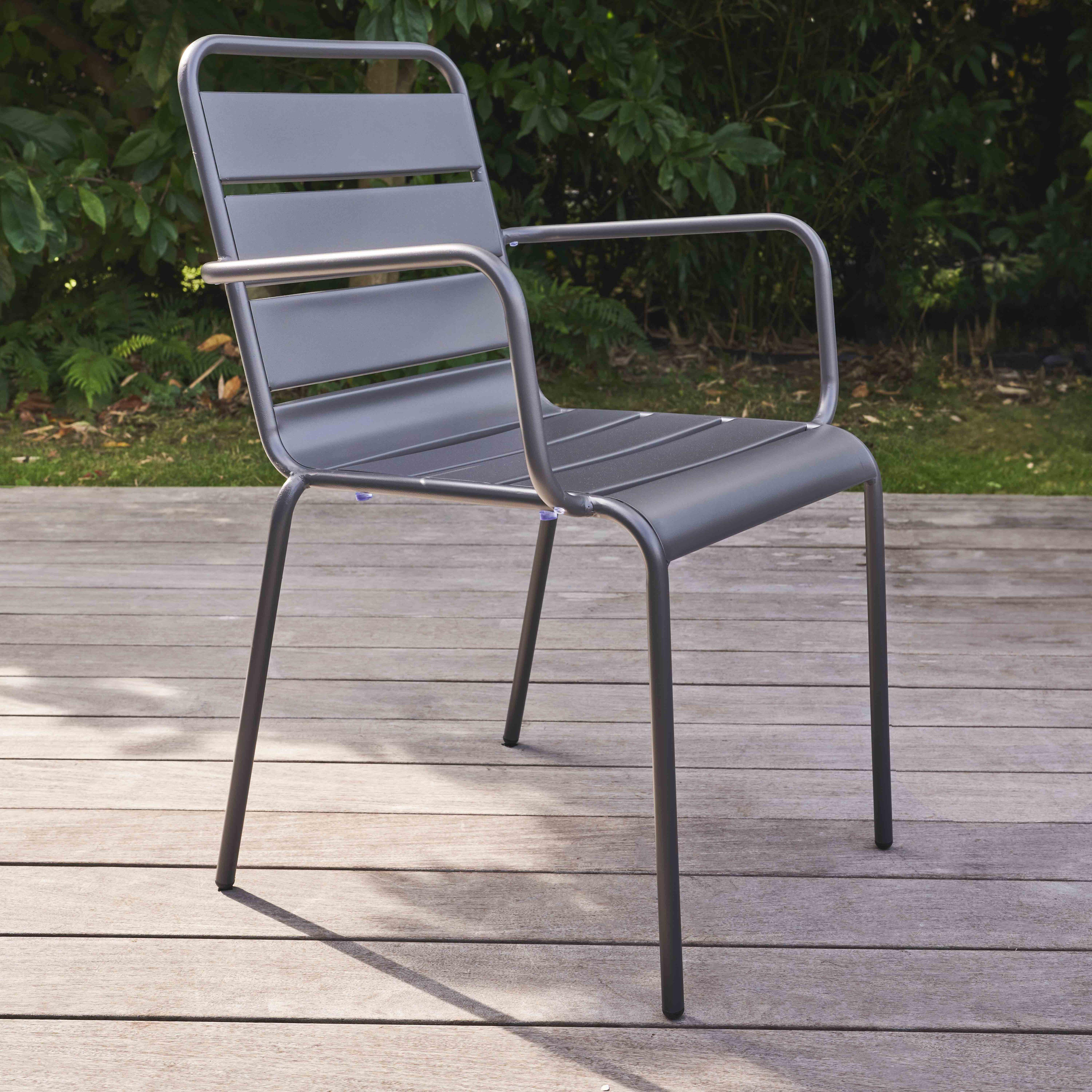 Grauer Metall-Outdoor-Stuhl. Verfügt über eine Sitzfläche und Rückenlehne mit Armlehnen.
