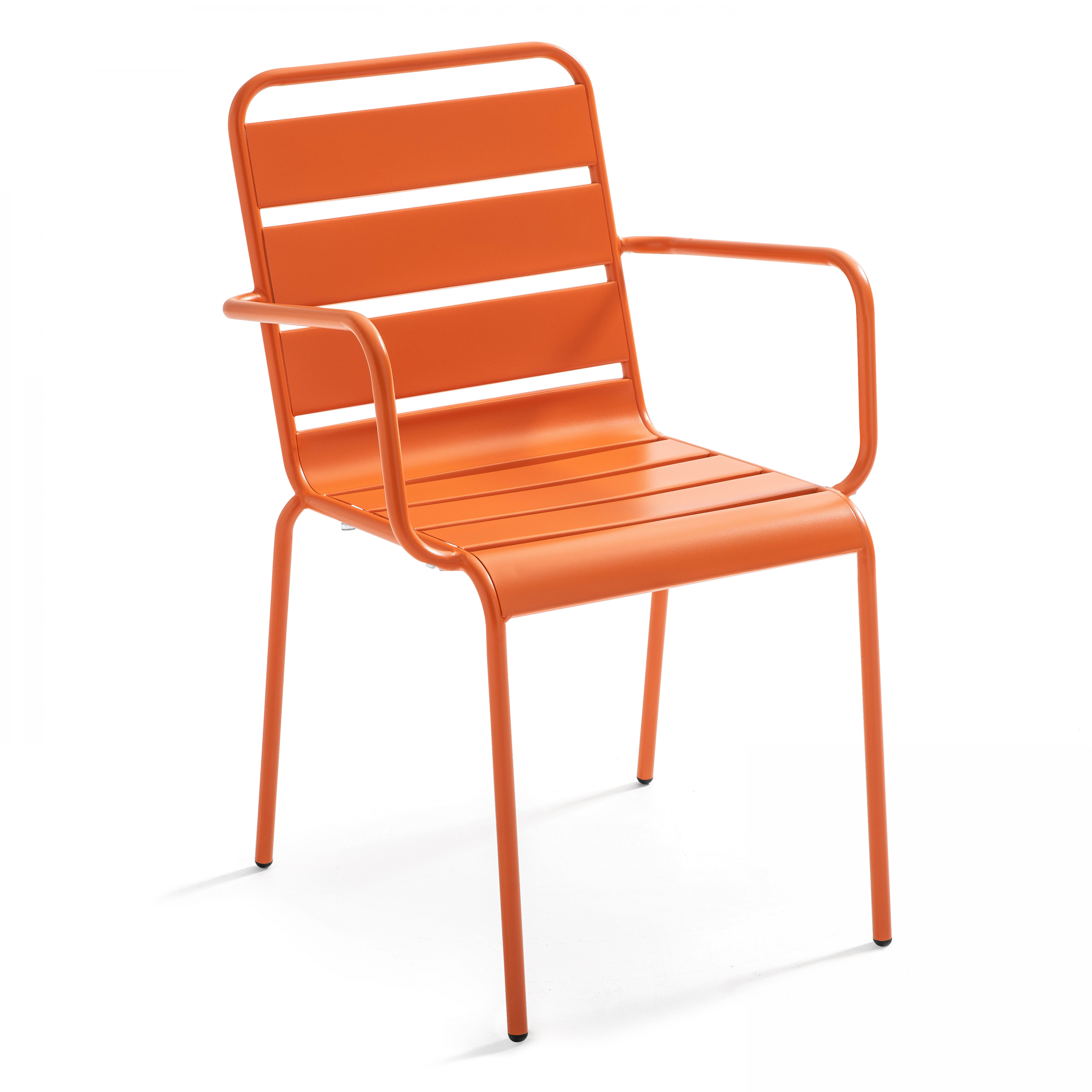 Ein orangefarbener Stuhl mit Armlehnen, Vorderansicht auf weißem Grund.