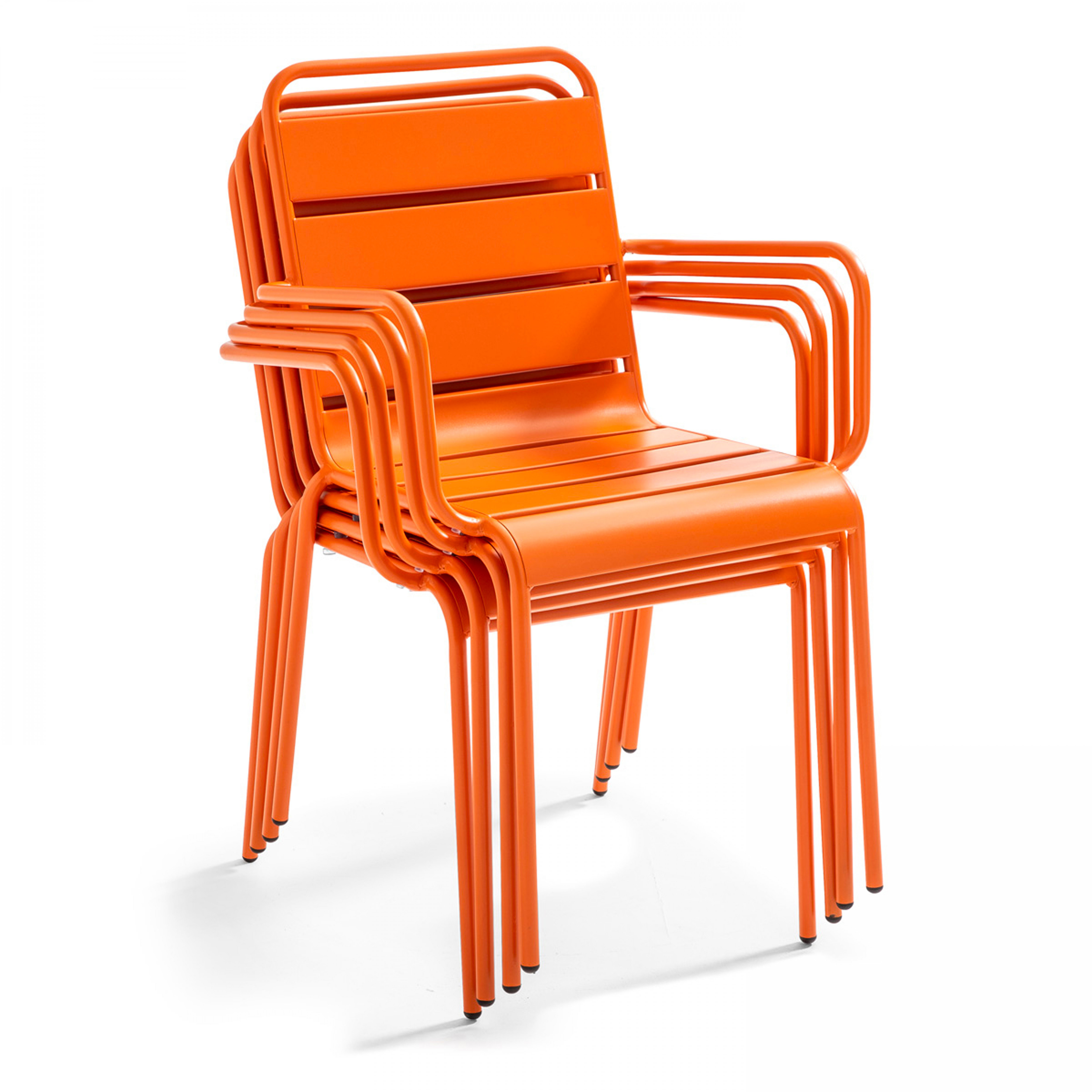 Gestapelte orangefarbene Metallstühle mit Armlehnen, die ein Lamellendesign auf Sitz und Rückenlehne aufweisen.