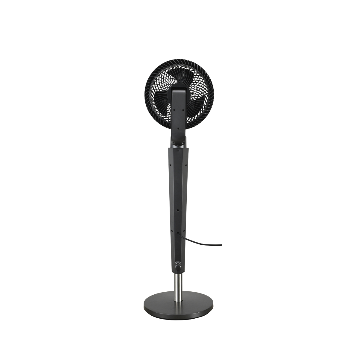 Ein schwarzer Standventilator mit rundem Sockel und verstellbarer Höhe steht auf einem weißen Hintergrund und bietet Kühlung.