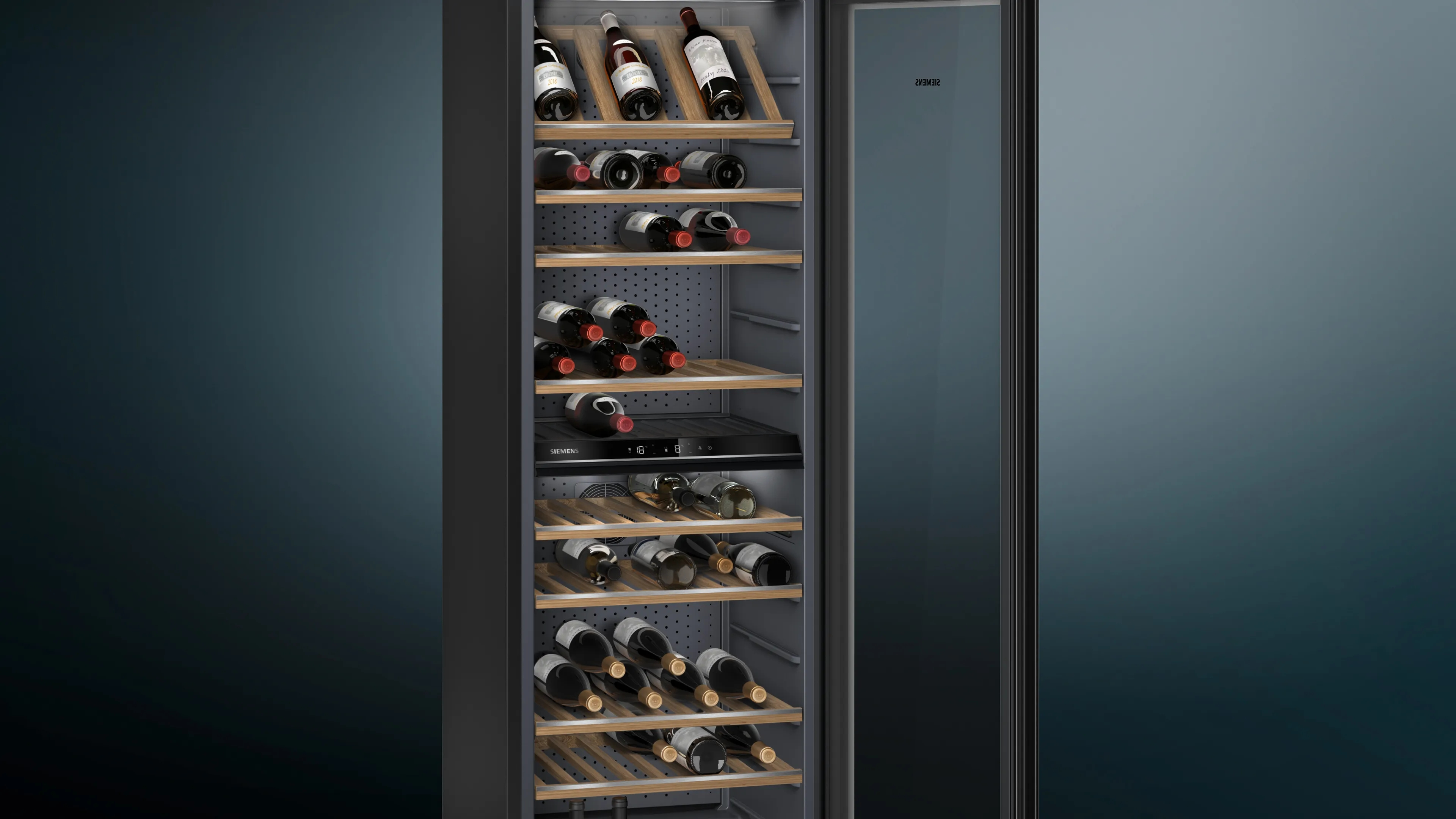 Cantinetta nera con porta a vetro, piena di bottiglie di vino su ripiani.