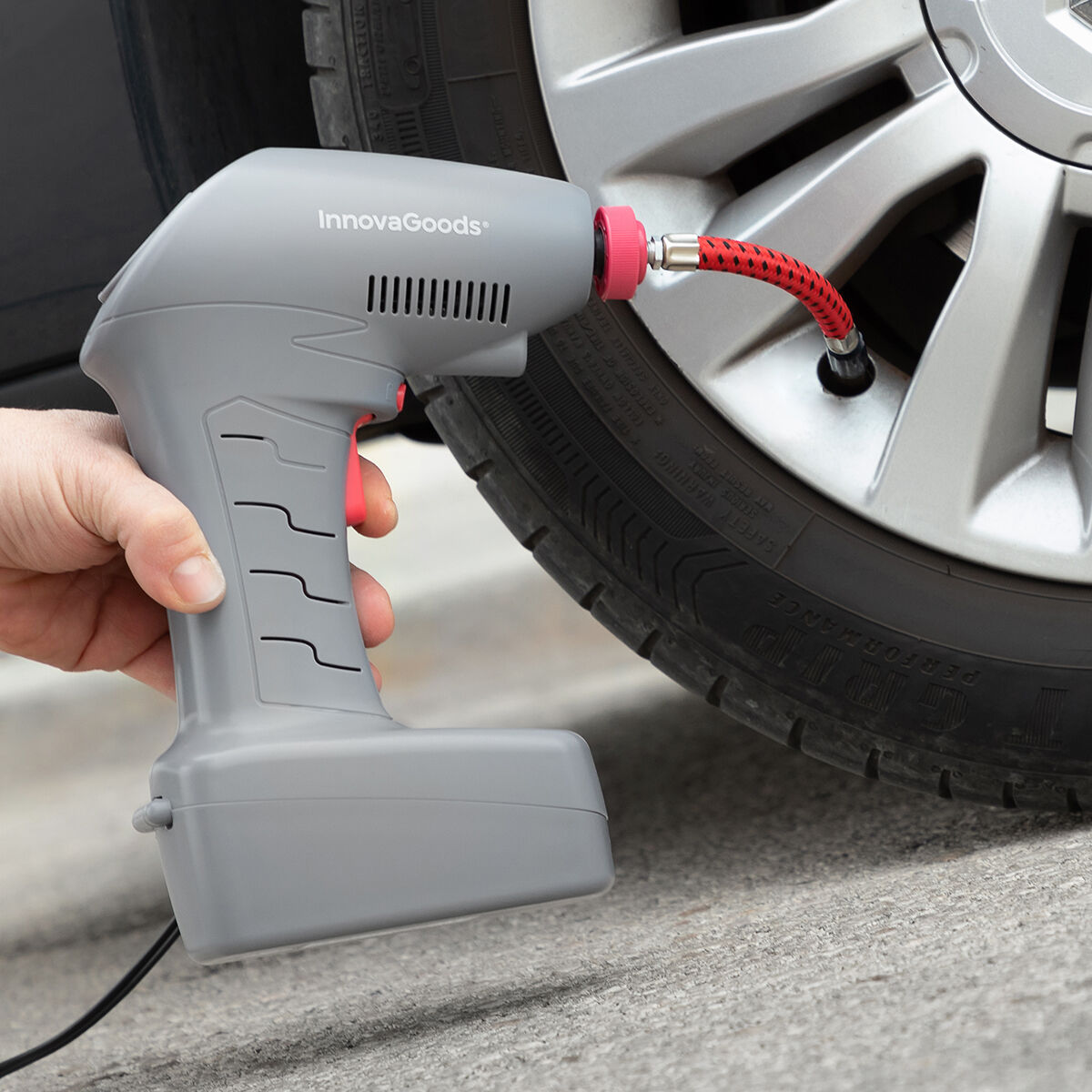 Una pompa ad aria grigia InnovaGoods che pompa aria in un pneumatico per auto.
