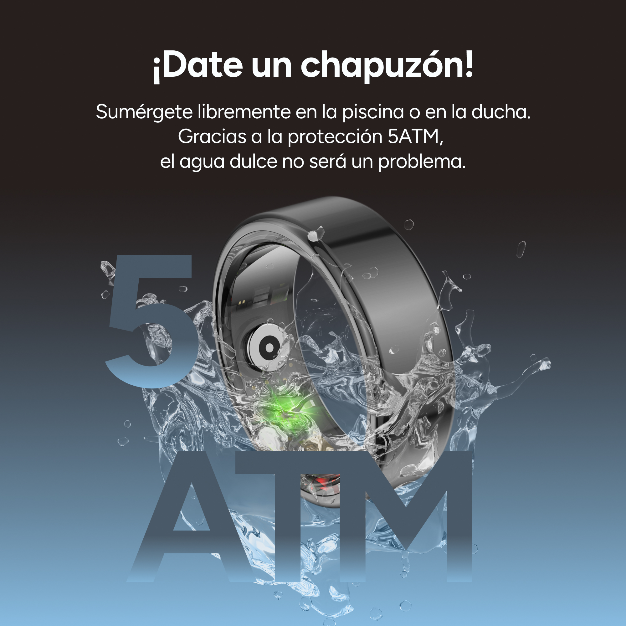 Un reloj inteligente negro en agua con el texto '5 ATM' y efectos de salpicaduras.