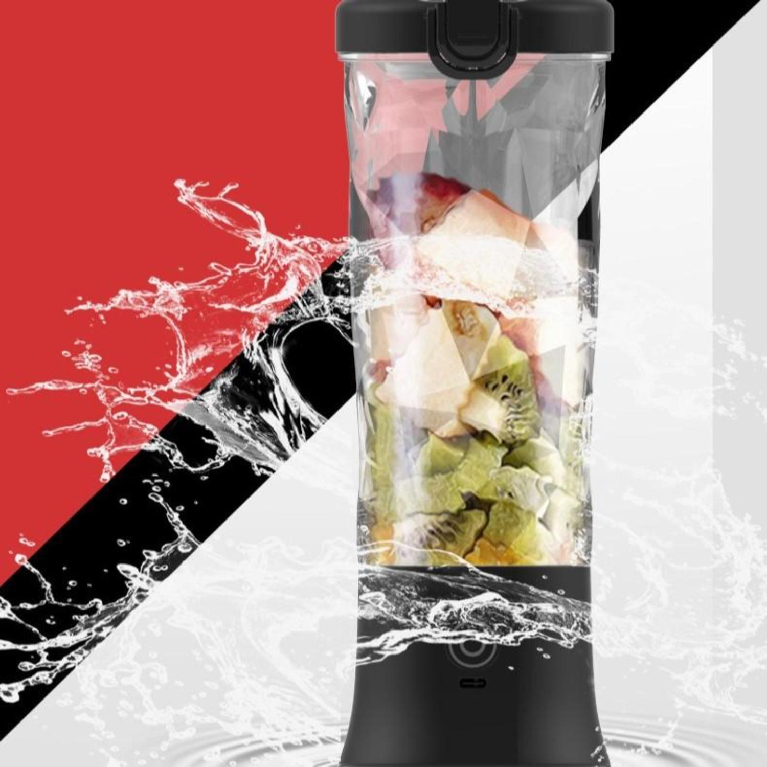 Schwarzer tragbarer Mixer mit Wasserspritzern, gefüllt mit Früchten, vor einem Schwarz-Weiß-Hintergrund.