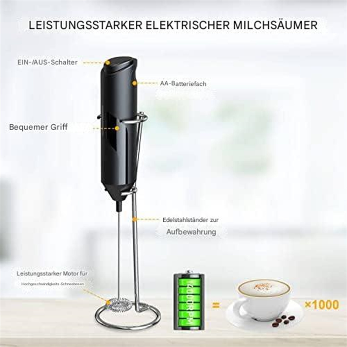 Ein schwarzer Milchaufschäumer, eine Batterie und Kaffee in einer Tasse stehen auf einem Tisch.