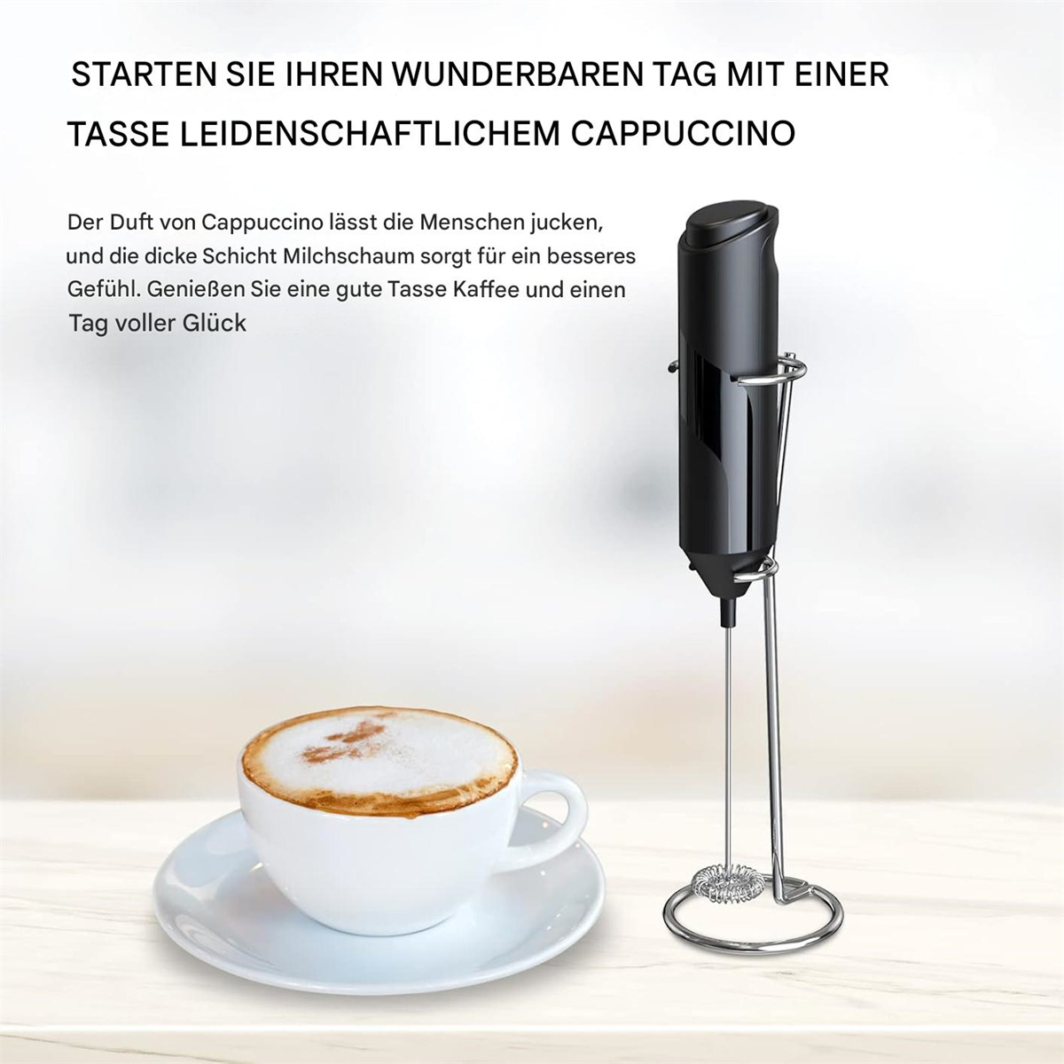 Eine Tasse Cappuccino und ein Aufschäumer auf einem Ständer stehen auf einem Tisch.