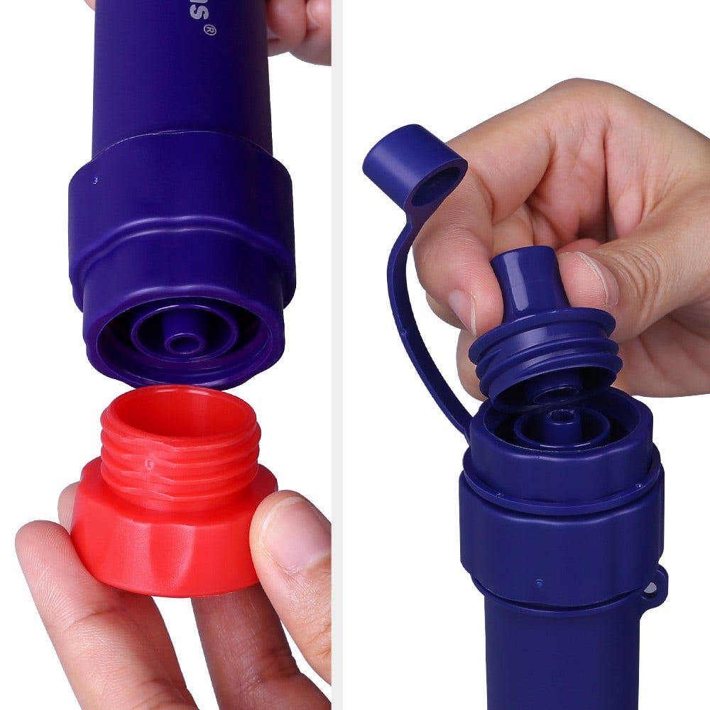 Due mani assemblano un filtro dell'acqua blu e rosso. Una mano tiene il corpo del filtro, l'altra la base rossa.