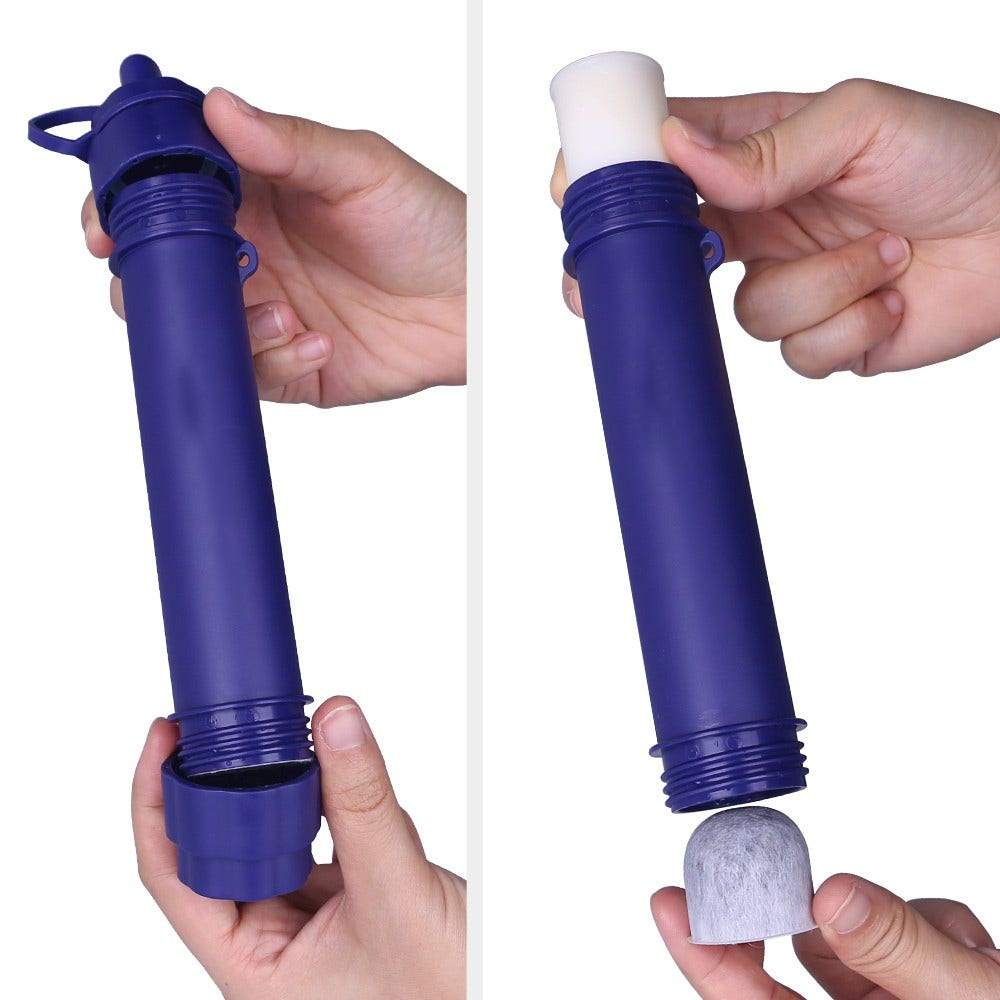 Mani che assemblano un filtro dell'acqua blu. Una mano tiene il corpo del filtro, l'altra la cartuccia bianca.