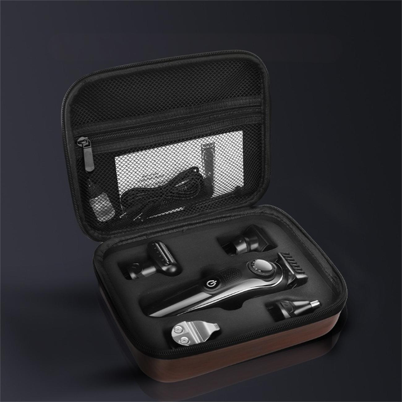 Schwarzes Pflege-Set in braunem Etui, enthält Trimmer und Aufsätze.