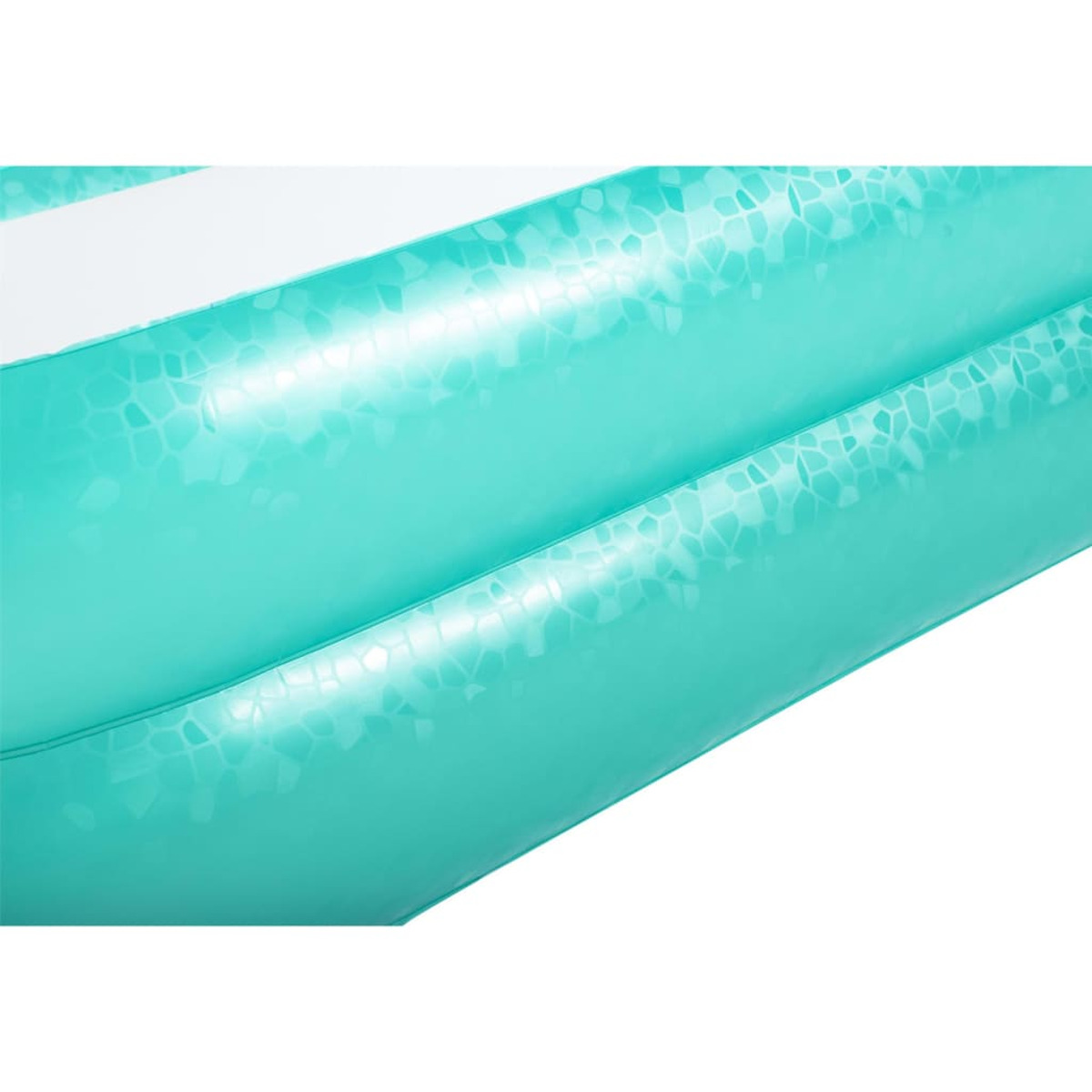 Gros plan sur le mur de la piscine turquoise avec un motif géométrique.