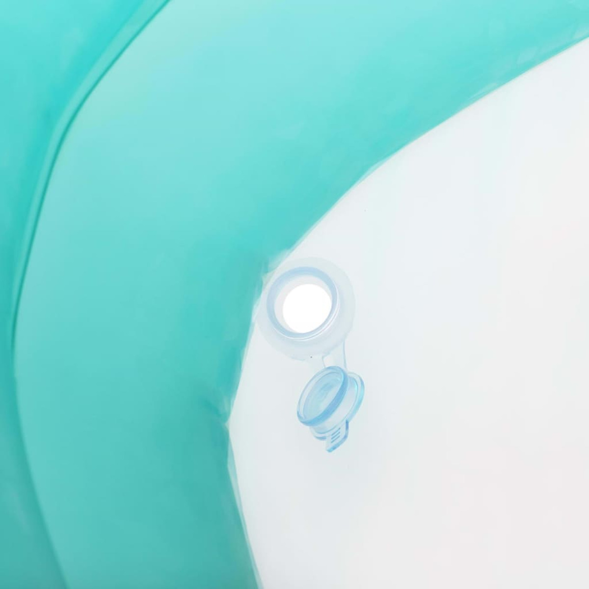 Gros plan sur une paroi de piscine montrant une entrée d'eau et une vanne.