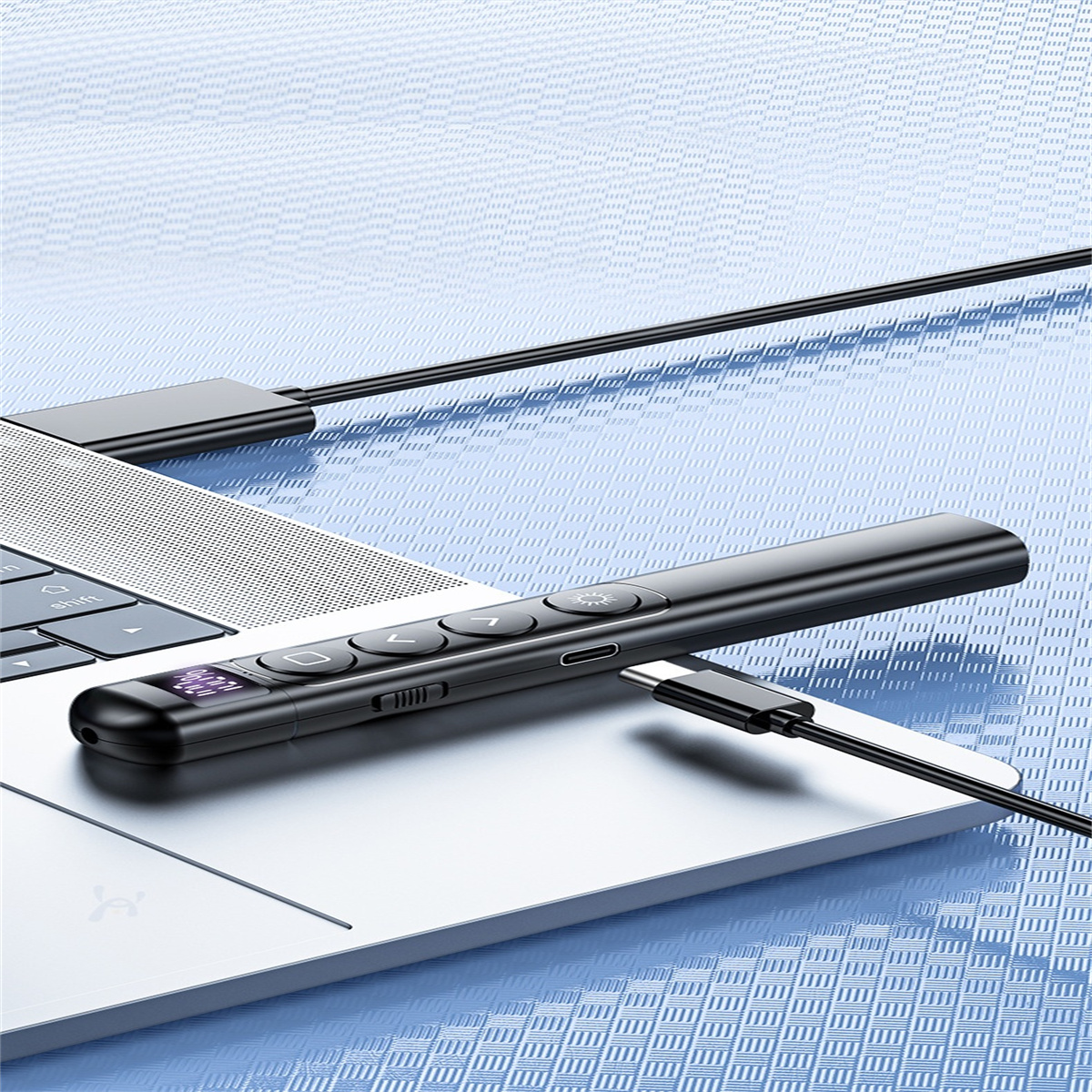 Schwarzer Präsentationspointer, verbunden mit einem Laptop über ein USB-C-Kabel. Blauer Hintergrund.