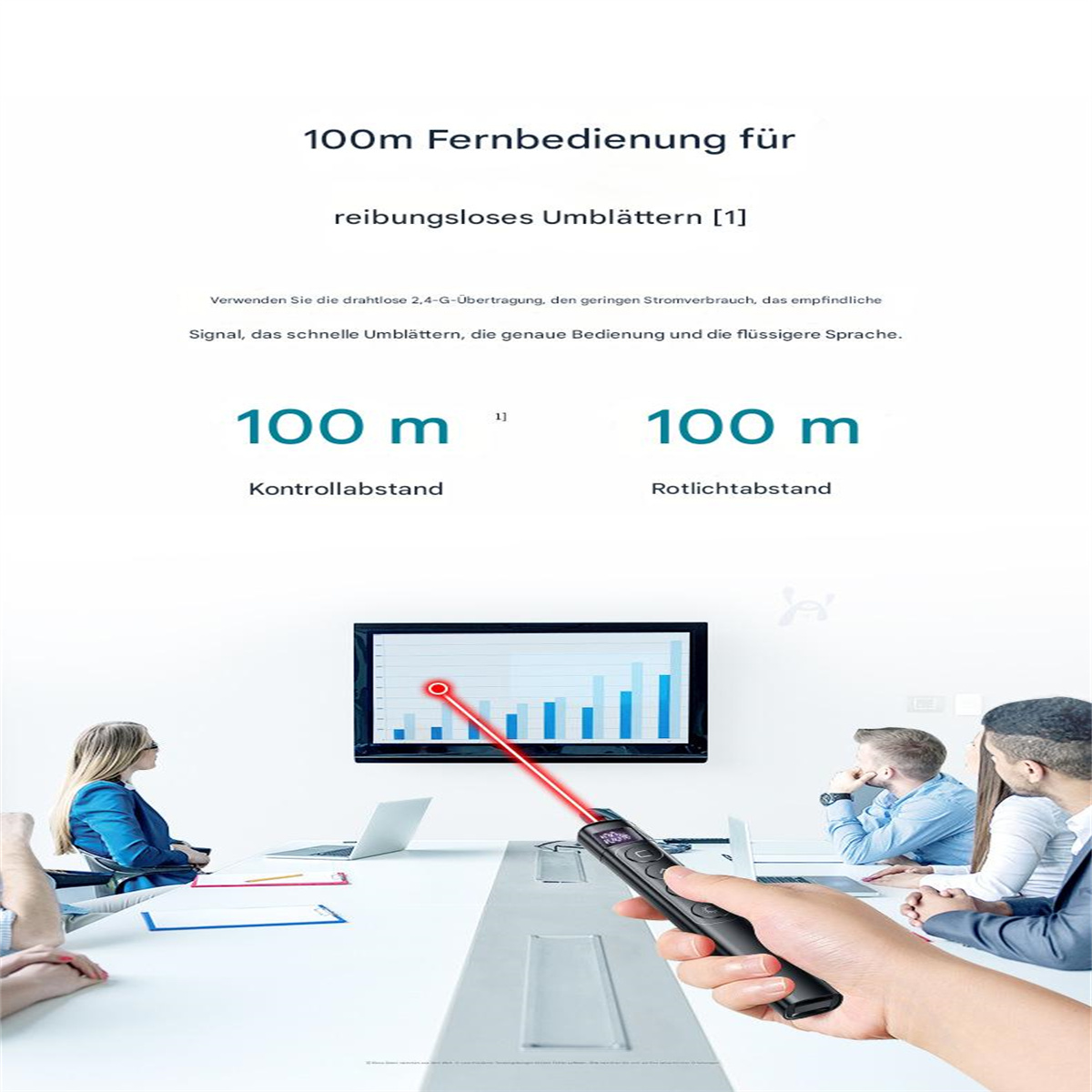Person hält schwarzen Laserpointer auf Bildschirm mit Diagrammen. Personen im Hintergrund.