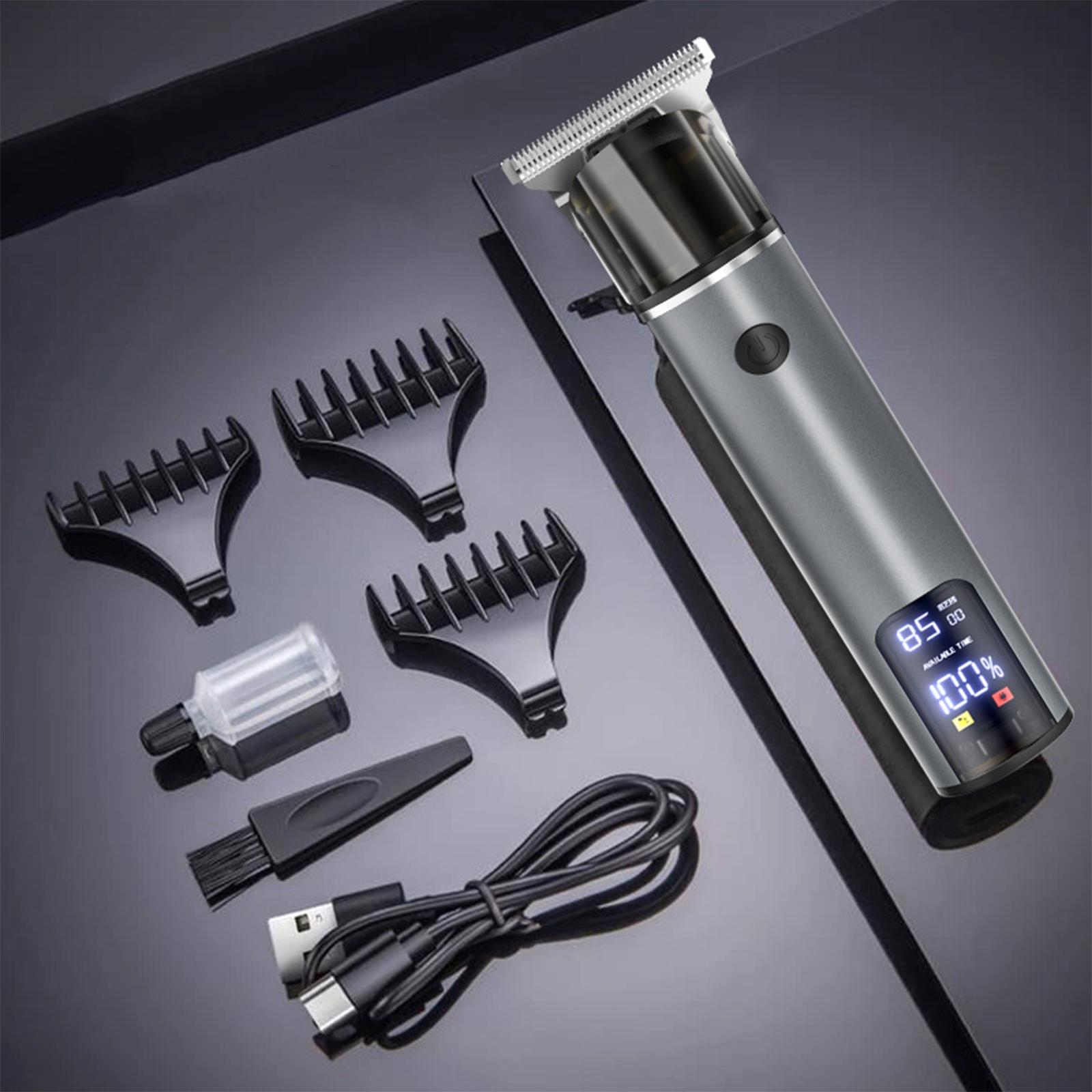 Grauer elektrischer Trimmer mit Zubehör. Das Display zeigt Akkulaufzeit und Zeit. Dunkle, reflektierende Oberfläche.