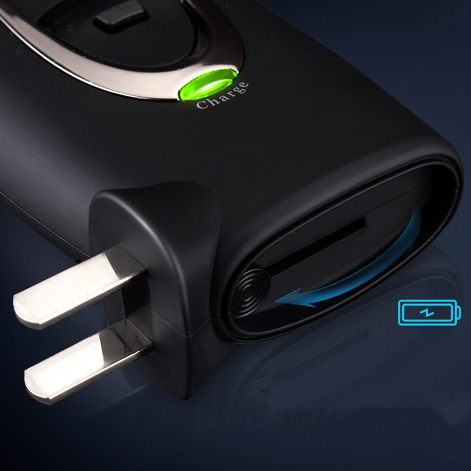 Nahaufnahme eines schwarzen Geräts mit Stecker und Ladeanzeige, mit blauem Hintergrund.