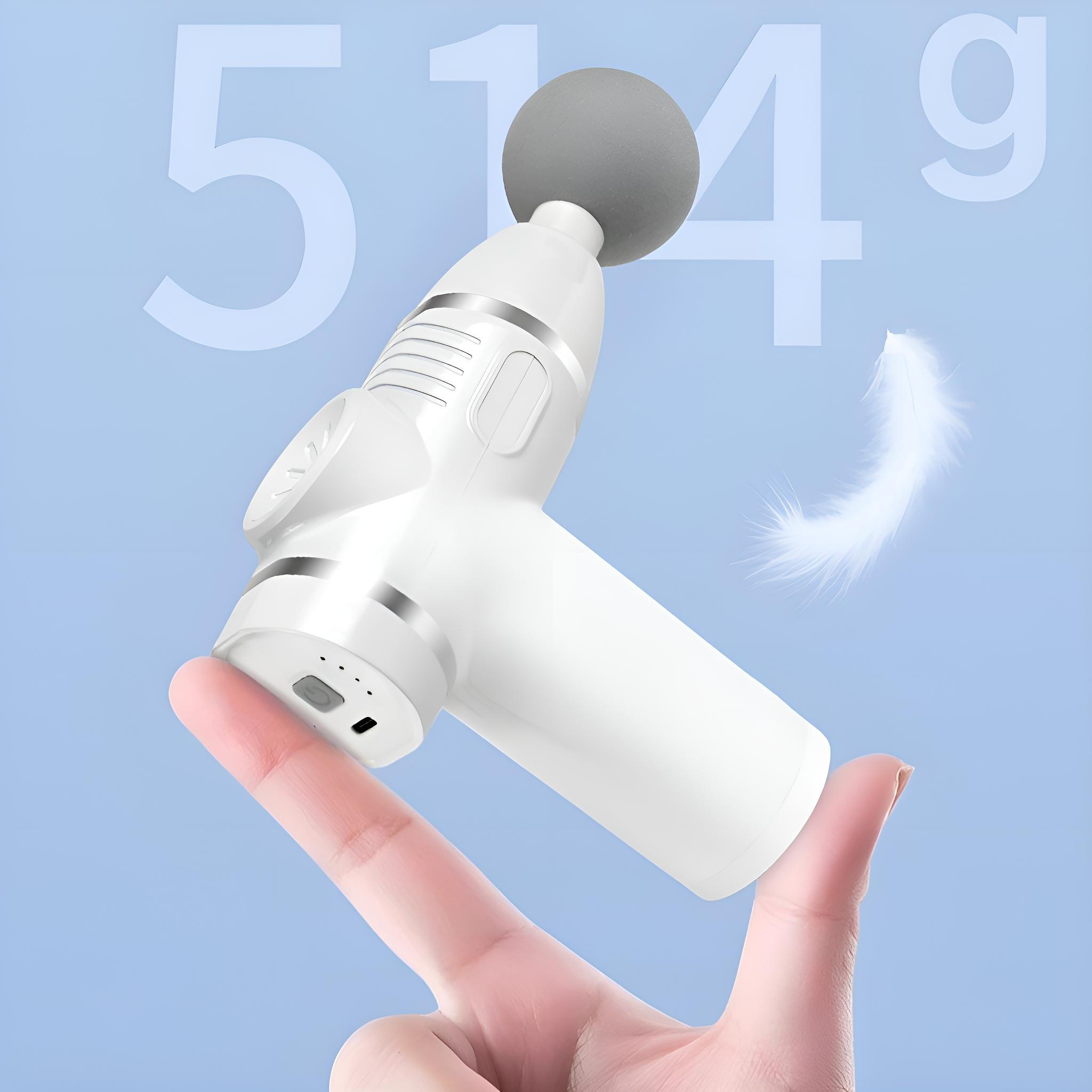 Weiße Massagepistole, gehalten von einem Finger, mit grauem Ball und Feder.