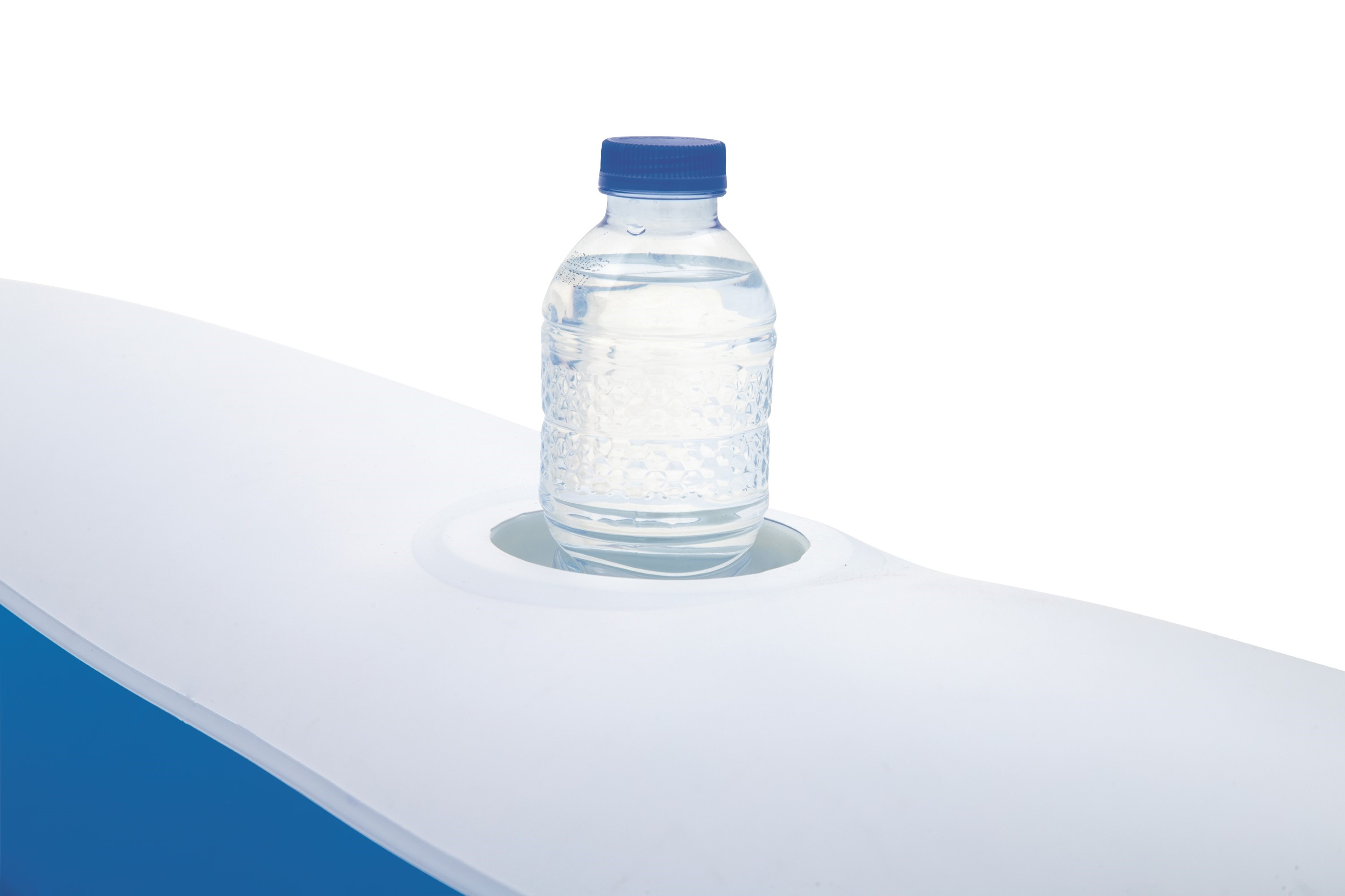 Wasserflasche in einem Loch auf weißer Oberfläche, vor weißem Hintergrund.