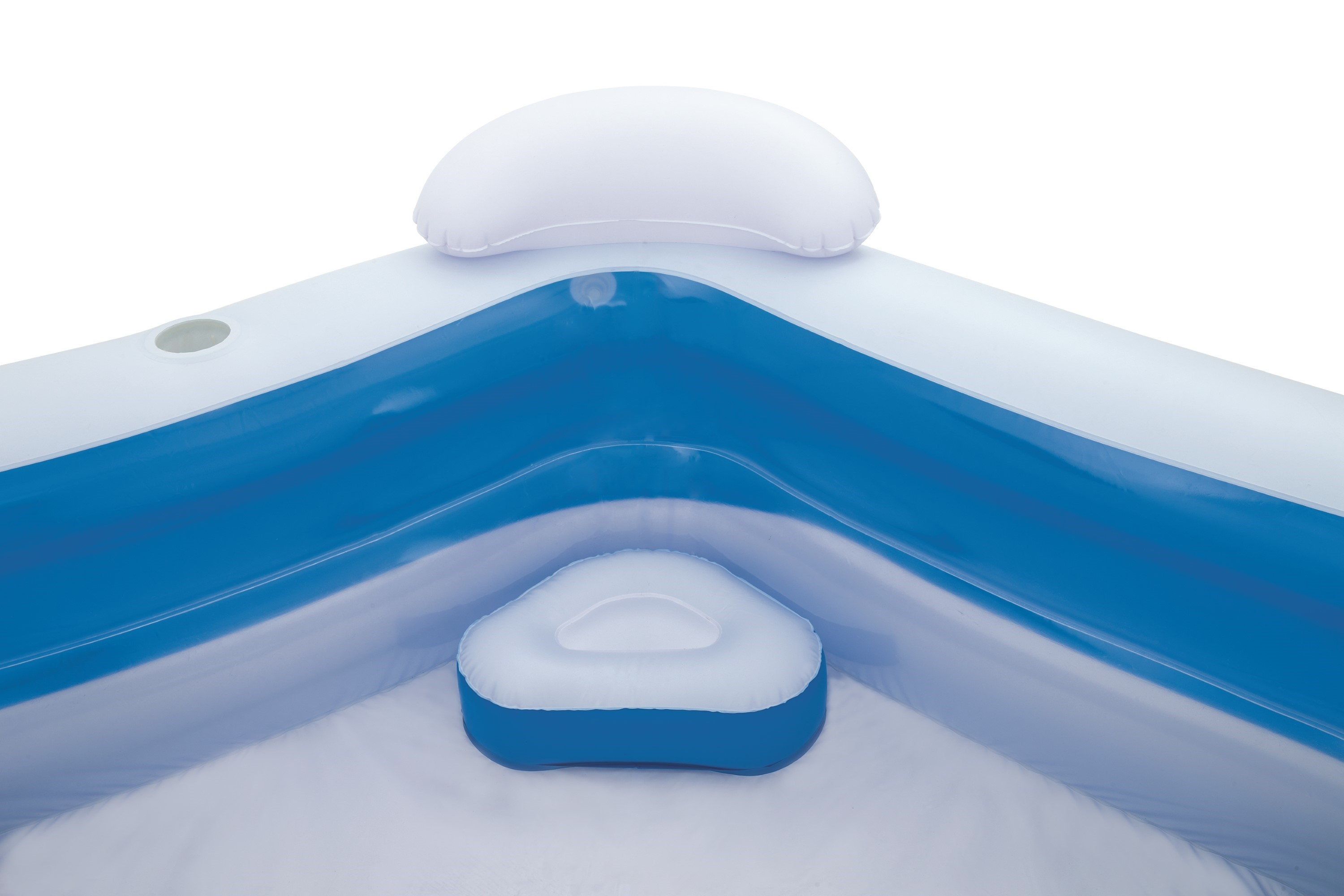 Blau-weißer Pool mit aufblasbarem Sitz und Kissen. Der Hintergrund ist das Poolinnere.