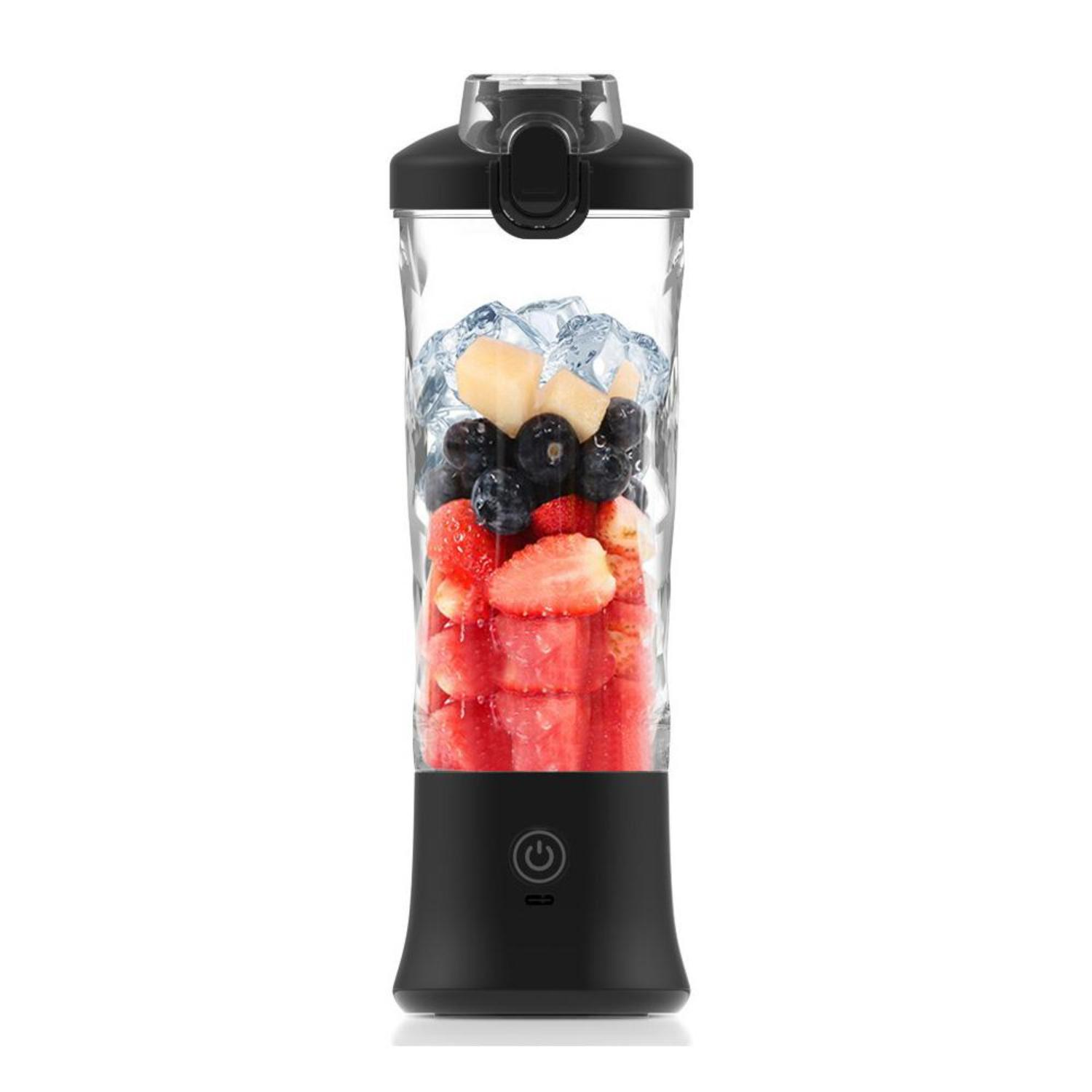 Schwarzer und klarer Mixer mit Obst und Eis. Enthält Erdbeeren, Blaubeeren und Melone.