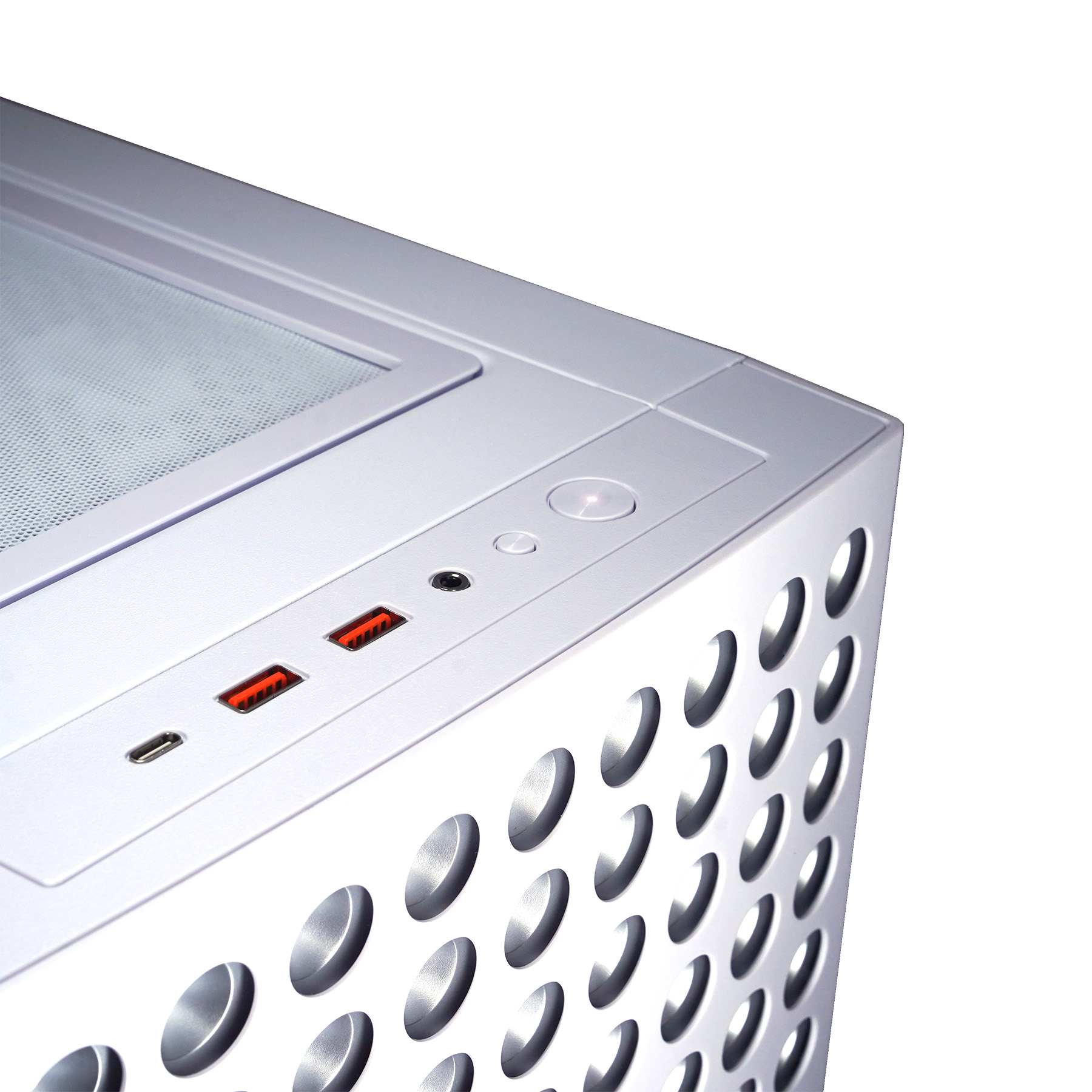 Silberne Computercase-Ecke. Mit Ein/Aus-Taste, Anschlüssen und perforierter Seitenwand.