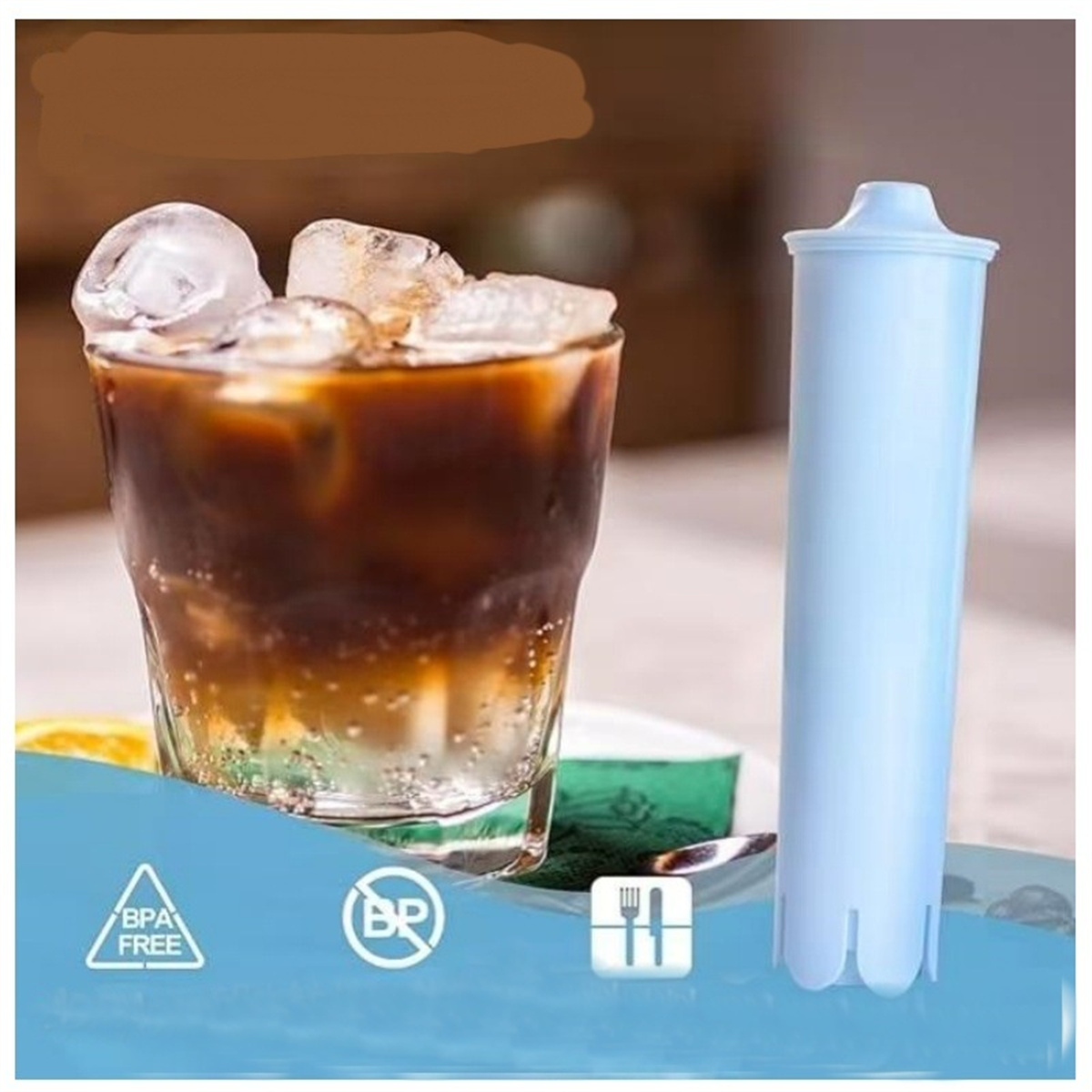 Glas mit Eiskaffee neben einer hellblauen zylindrischen Wasserfilterpatrone.