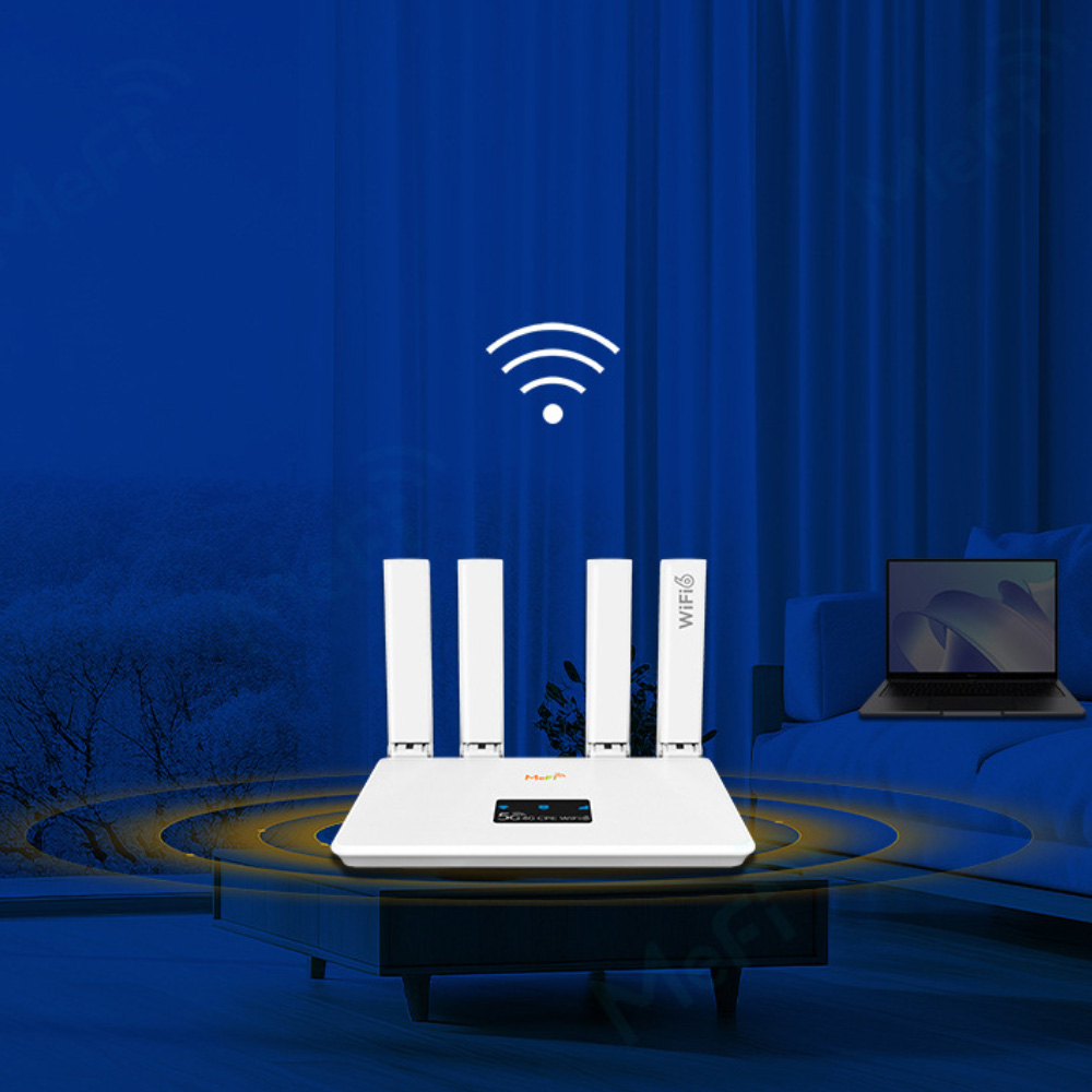 Ein weißer Router mit vier Antennen, ein WLAN-Symbol darüber und ein Laptop auf einem Tisch.