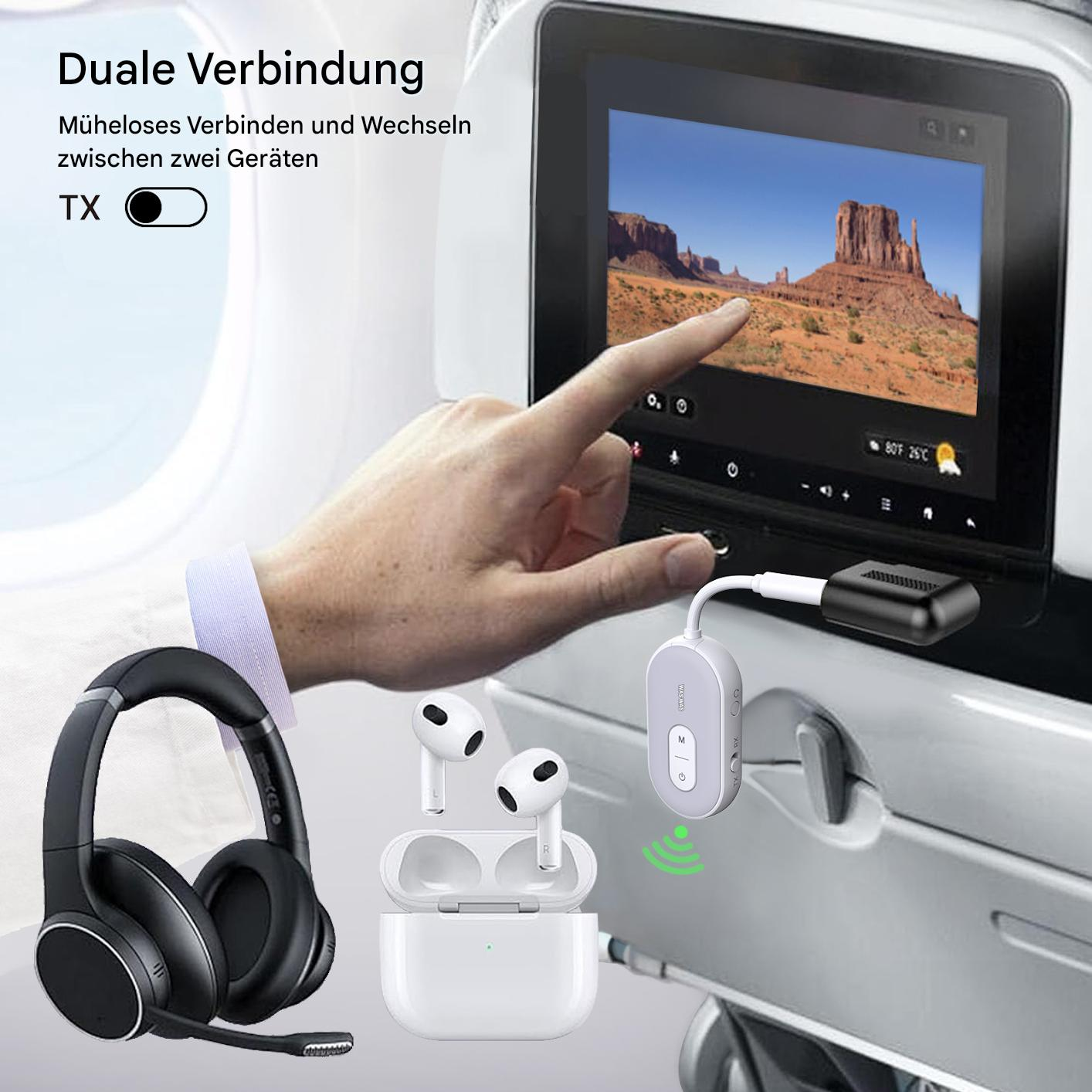 Frau im Flugzeug benutzt Geräte. Im Vordergrund Kopfhörer und ein drahtloser Adapter.