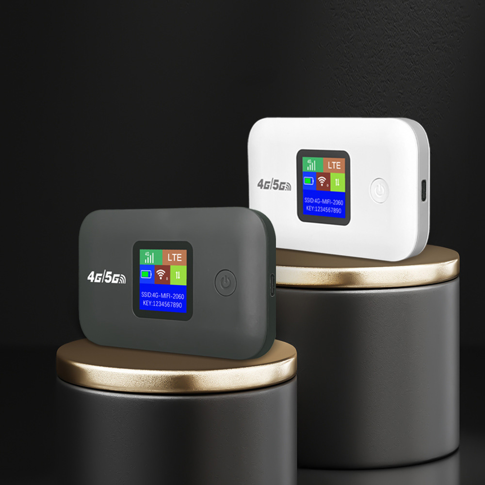 Zwei WLAN-Geräte auf goldenen Ständern, eines schwarz und eines weiß, mit einer blauen Anzeige, die Informationen zeigt.