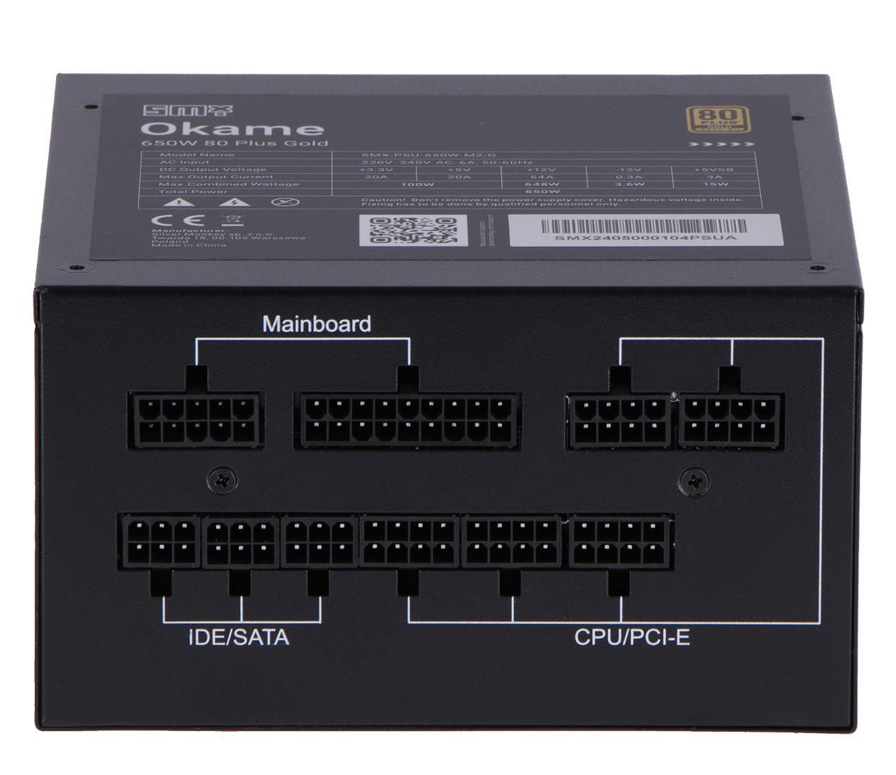 Alimentatore per computer nero con varie porte ed etichette. La parte superiore ha un adesivo dorato.