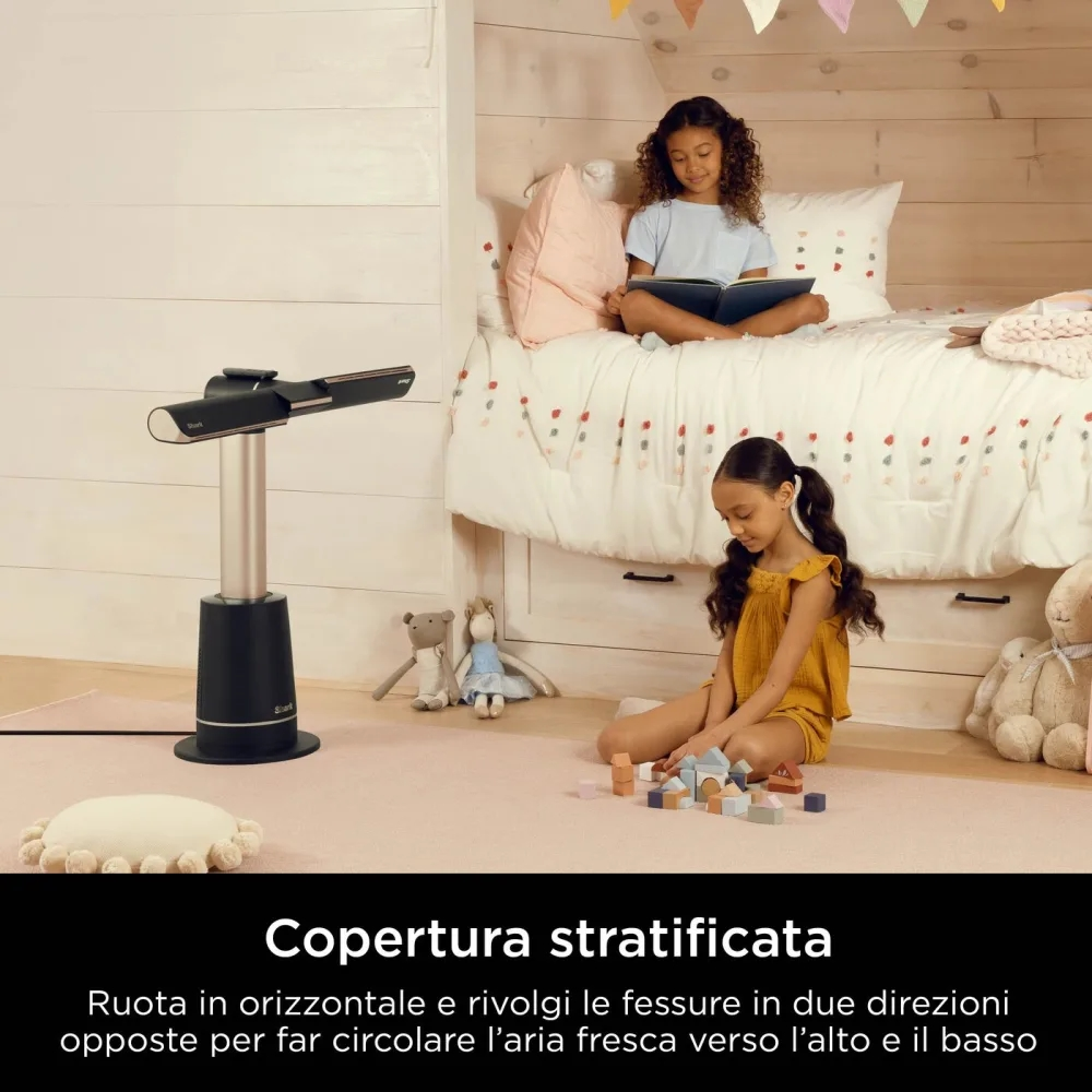 Dwie dziewczynki czytające w sypialni z nowoczesnym wentylatorem na podłodze. Wentylator jest czarny ze złotymi akcentami.