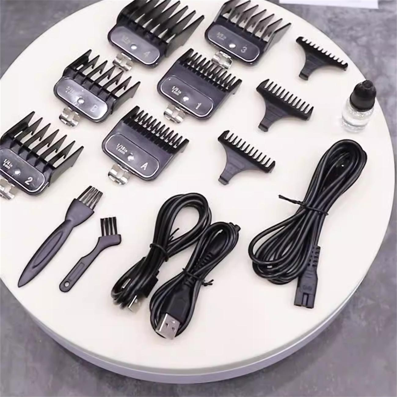 Haarschneider-Zubehör, einschließlich Klingen, Bürsten und Kabel, auf weißer Oberfläche.