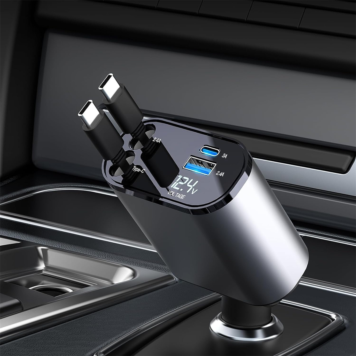 Autoladegerät mit mehreren USB-Anschlüssen und Digitalanzeige, die die Spannung anzeigt.