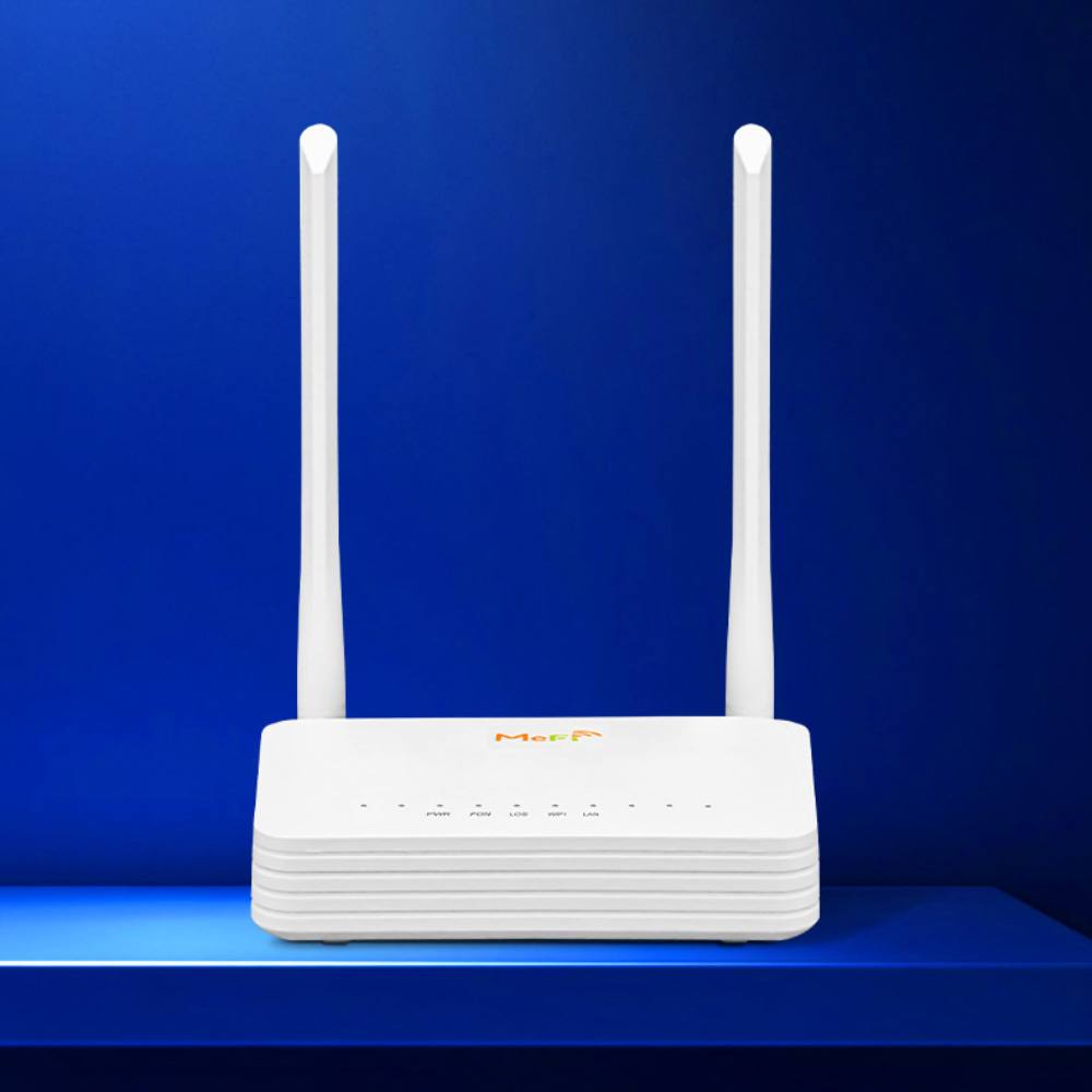 Weißer Router mit zwei Antennen auf einer blauen Oberfläche.