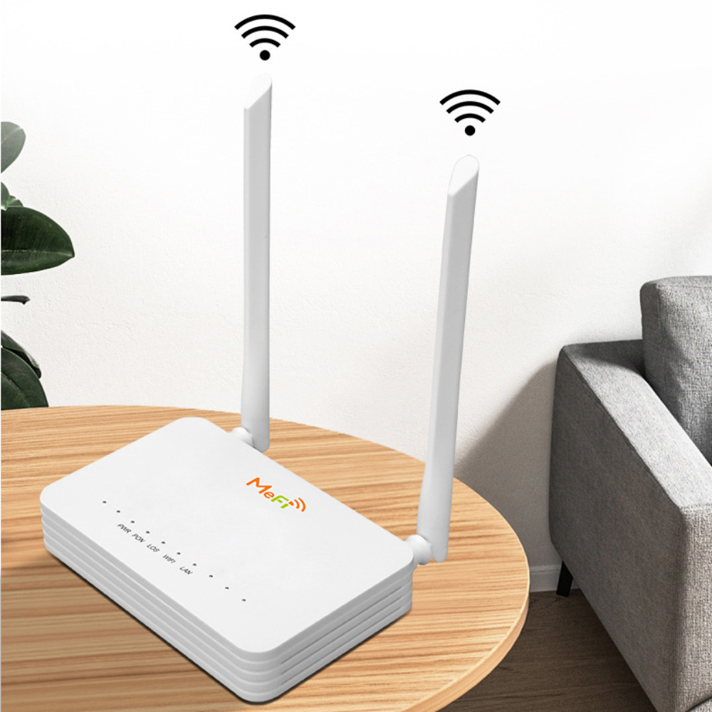 Weißer Router mit zwei Antennen auf einem Holztisch, mit einem Sofa im Hintergrund.