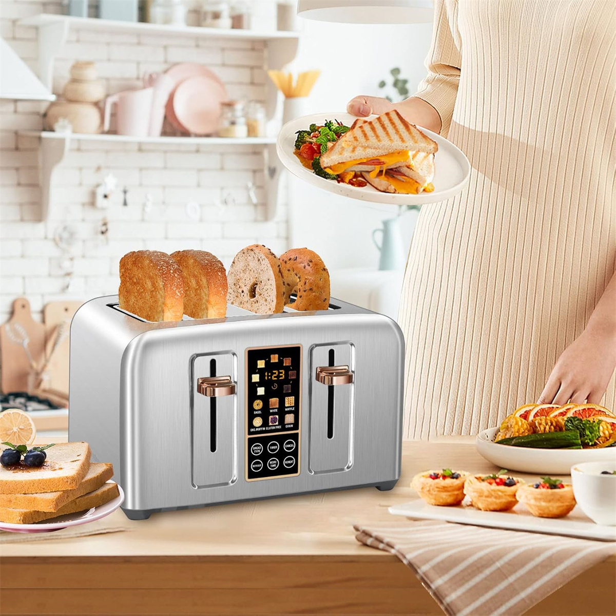 Eine Person serviert getoastete Sandwiches mit einem Toaster im Vordergrund.
