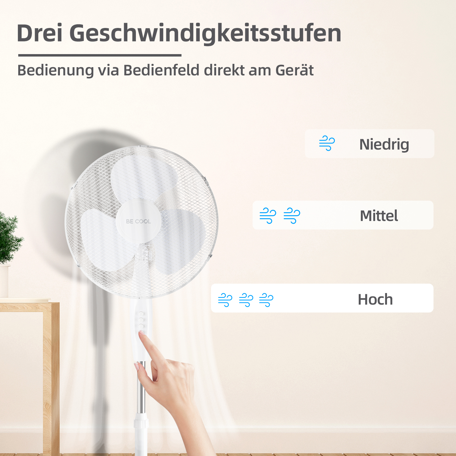 Ein weißer Standventilator zeigt drei Geschwindigkeitsstufen: niedrig, mittel und hoch, vor einer neutralen Wand.