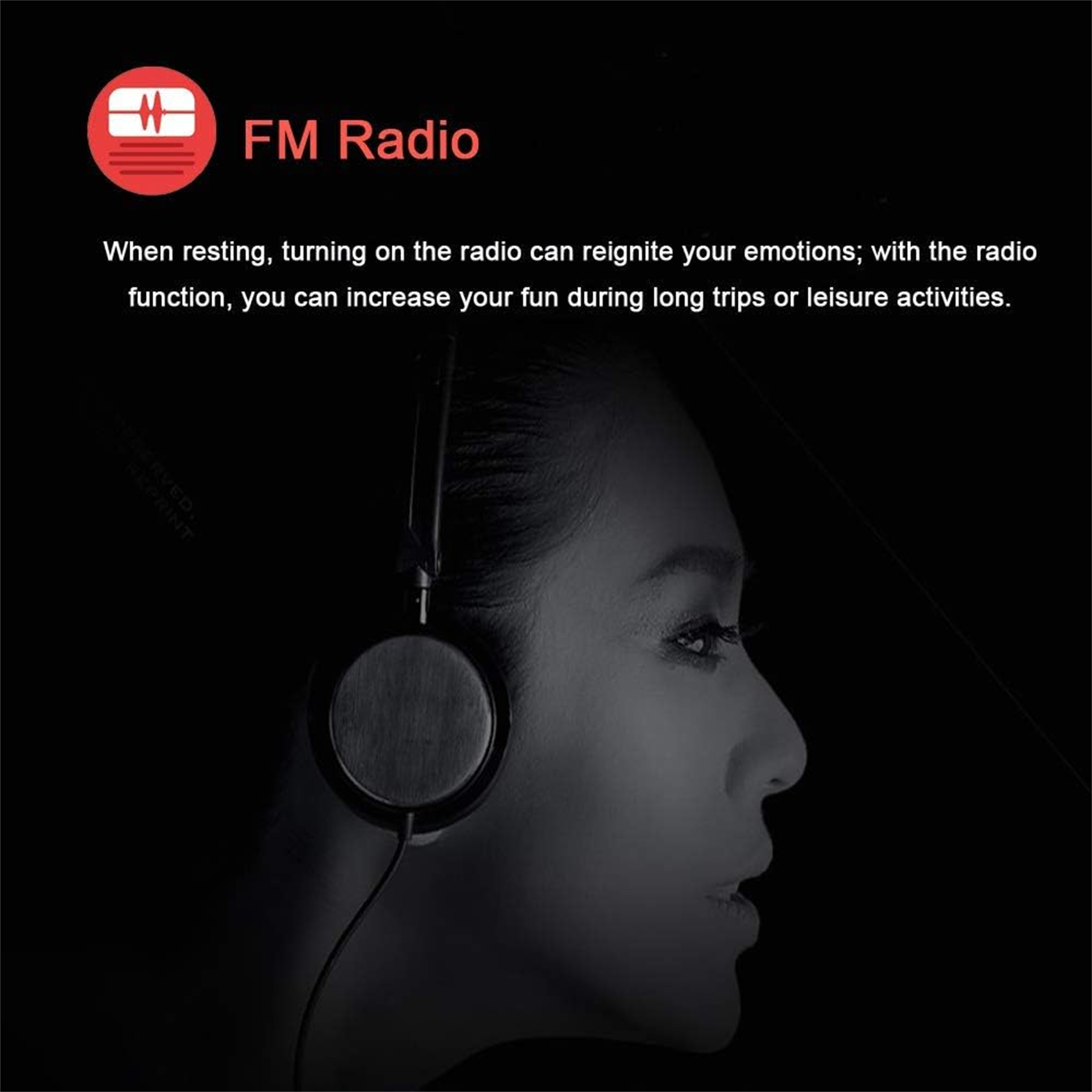 Frau trägt Kopfhörer im Profil, schwarzer Hintergrund mit Text 'FM Radio'. Rotes und weißes Logo.