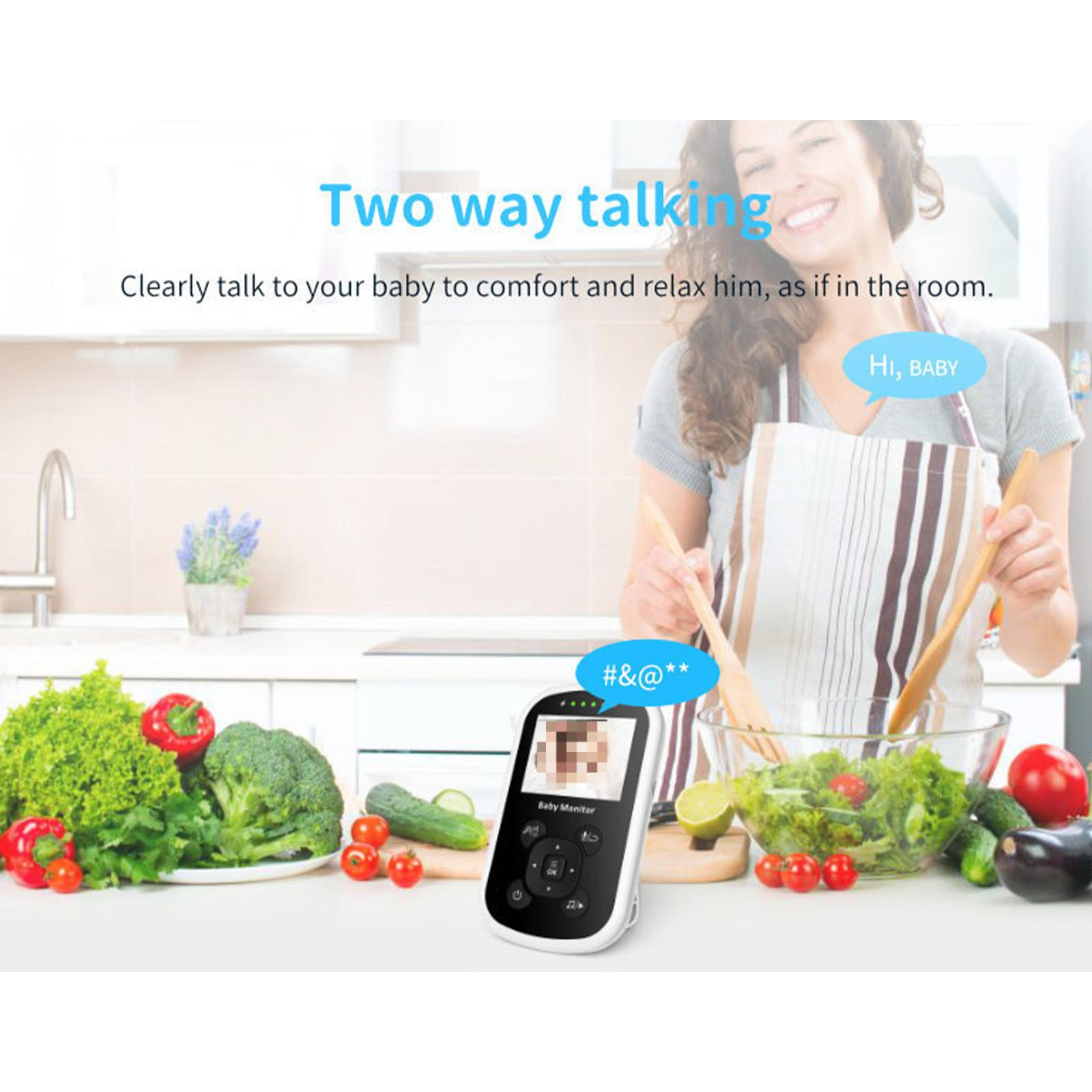 Frau in der Küche mit Babyphone. Babyphone-Bildschirm verschwommen. Sprechblasen: Hallo, Baby. Soundeffekte.