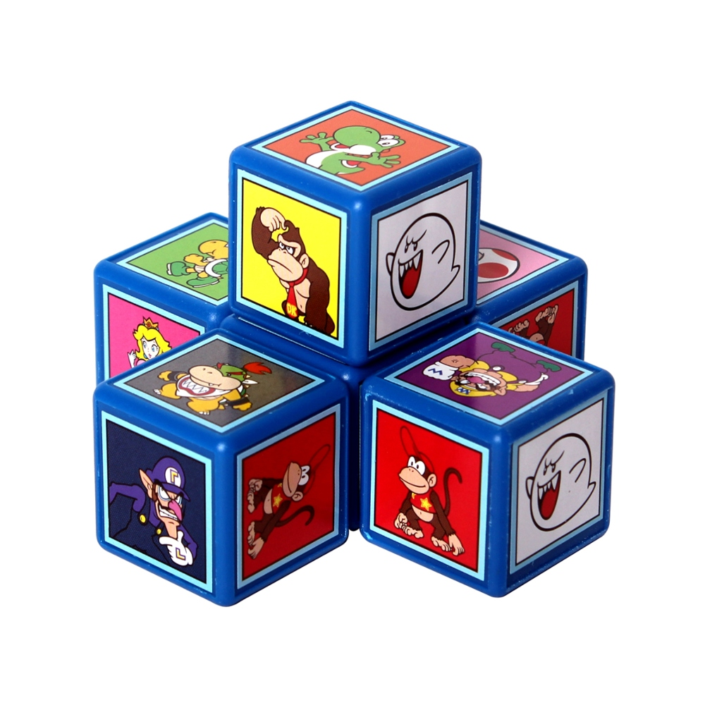 Fünf blaue Würfel mit Mario-Charakteren auf jeder Seite. Charaktere sind Yoshi, Donkey Kong, Boo und andere.