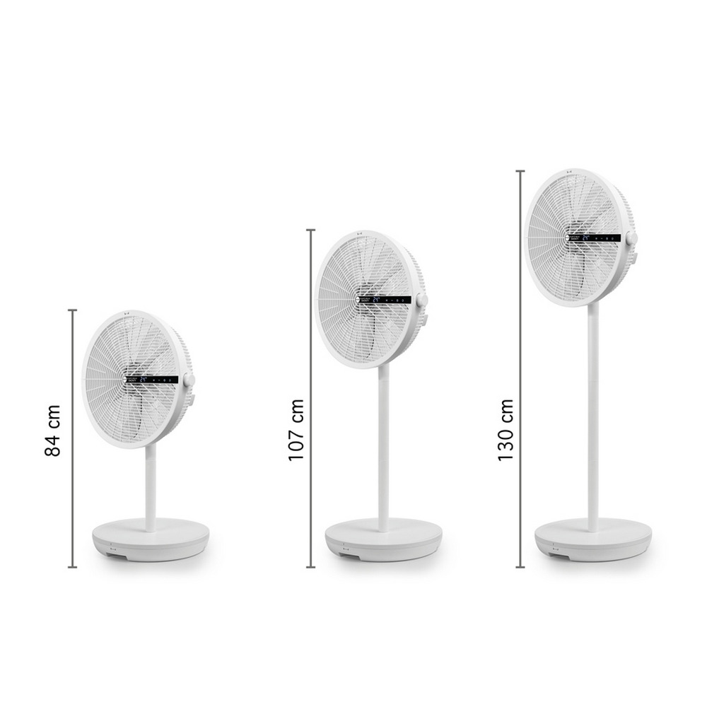 Trzy białe wentylatory na różnych wysokościach. Wysokości to 84 cm, 107 cm i 130 cm. Każdy wentylator stoi.