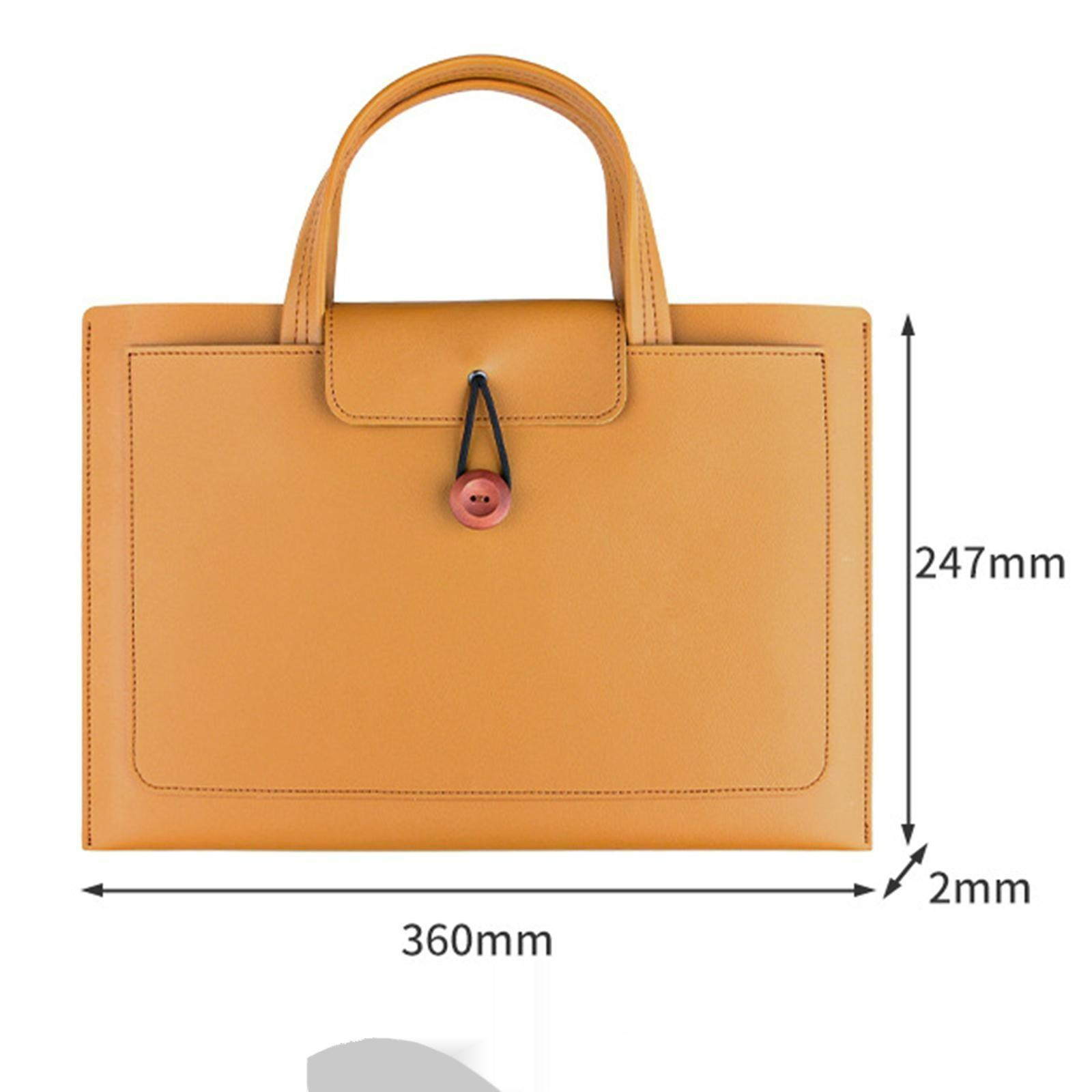 Braune Ledertasche mit Henkel und Knopf. Maße sind auf der Tasche angegeben. Weißer Hintergrund.