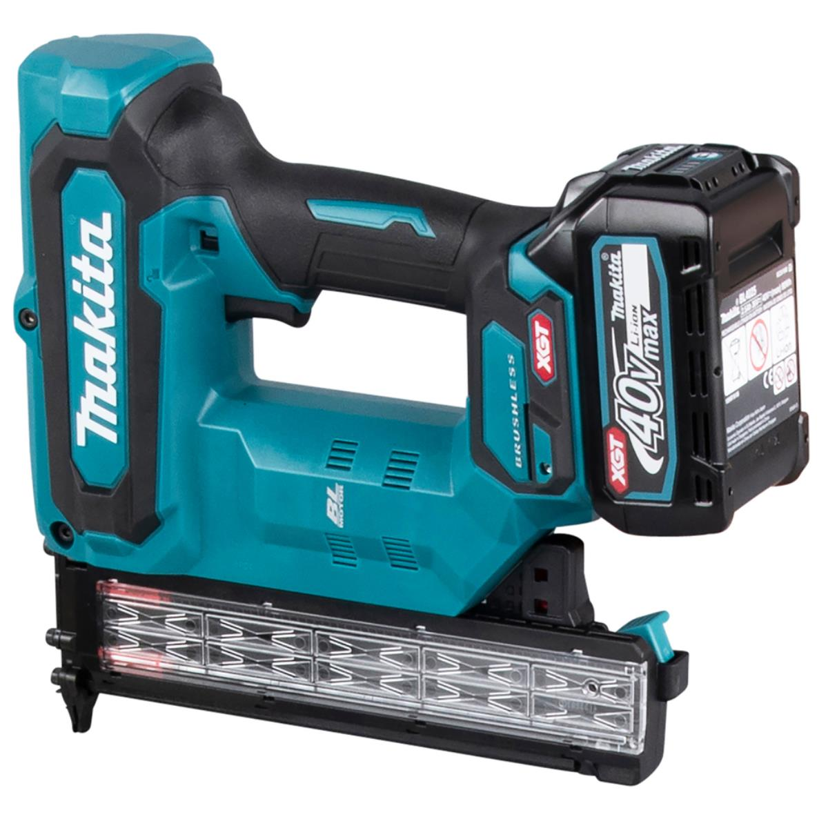Una sparachiodi Makita turchese con impugnatura e batteria nere. La batteria indica 40V max.