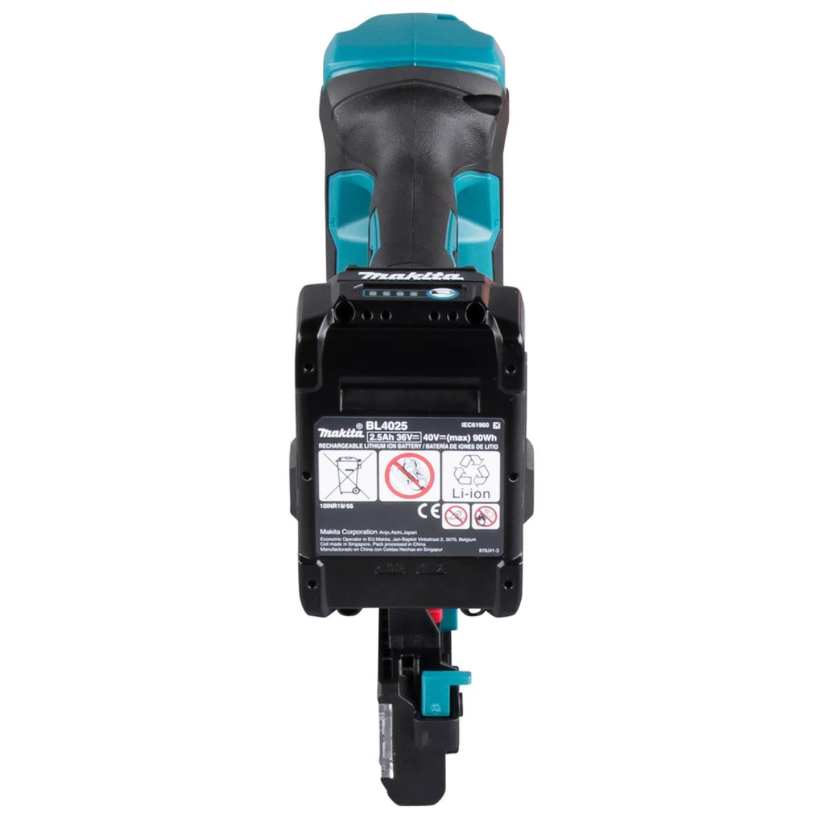 Una sparachiodi Makita turchese con impugnatura e batteria nere. La batteria indica 40V max.