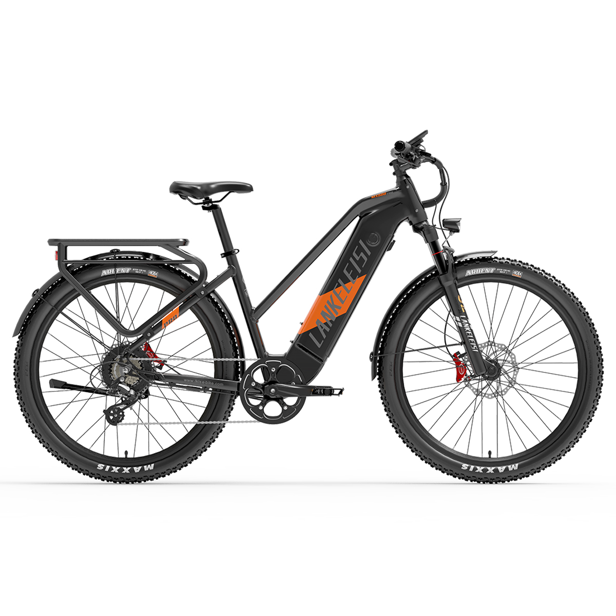 Czarny e-bike z pomarańczowymi akcentami. Ma grube opony, bagażnik i markę LANKELEISI w kolorze pomarańczowym.