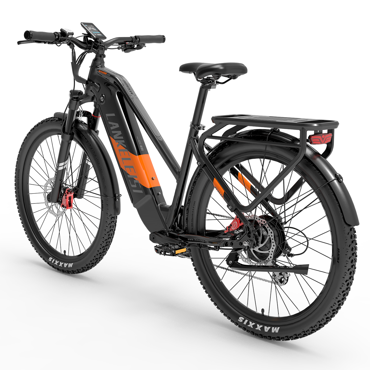 Czarny e-bike z pomarańczowymi akcentami. Ma bagażnik i markę LANKELEISI w kolorze pomarańczowym.