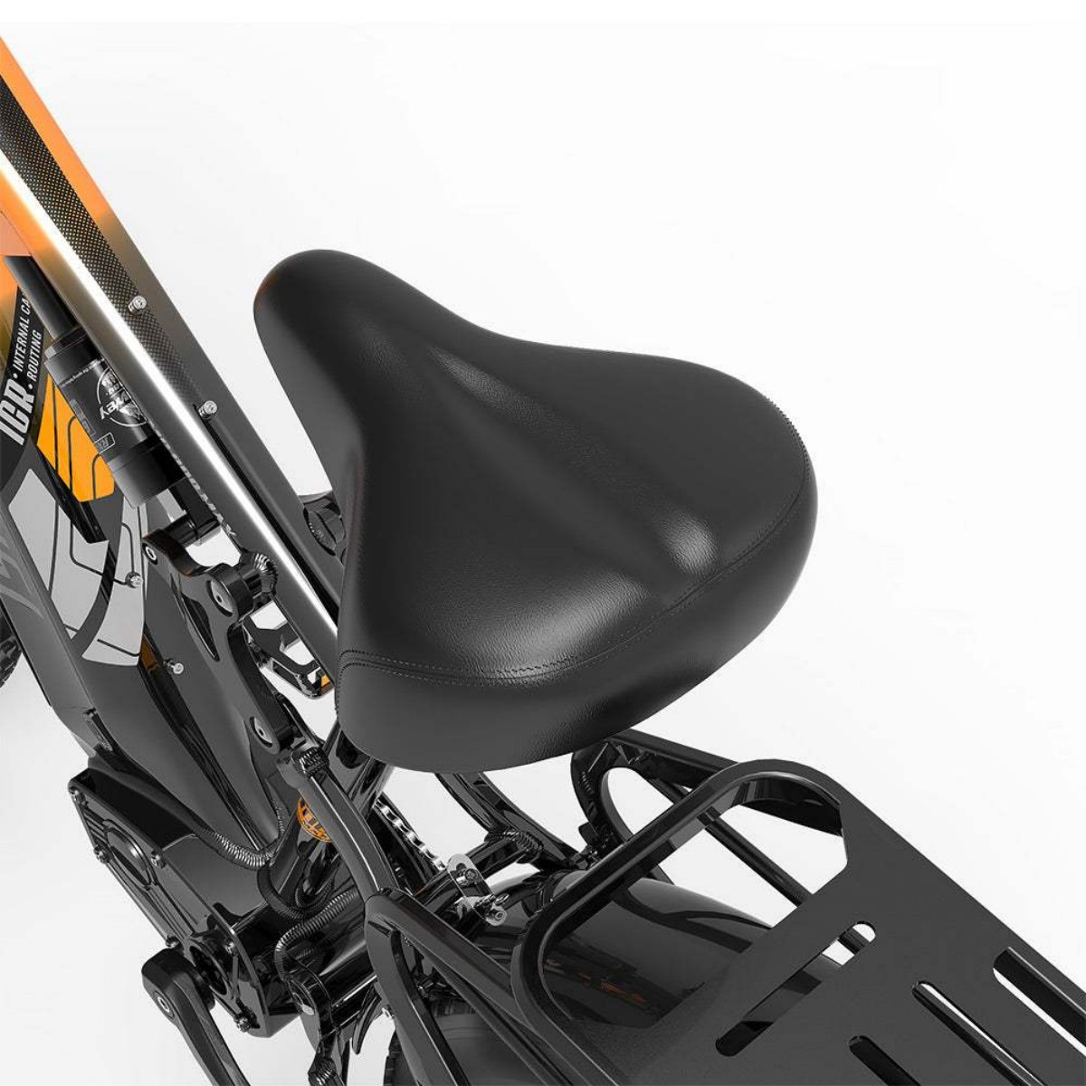 Zbliżenie czarnego siodełka i bagażnika. Rower ma pomarańczowe akcenty i LANKELEISI.