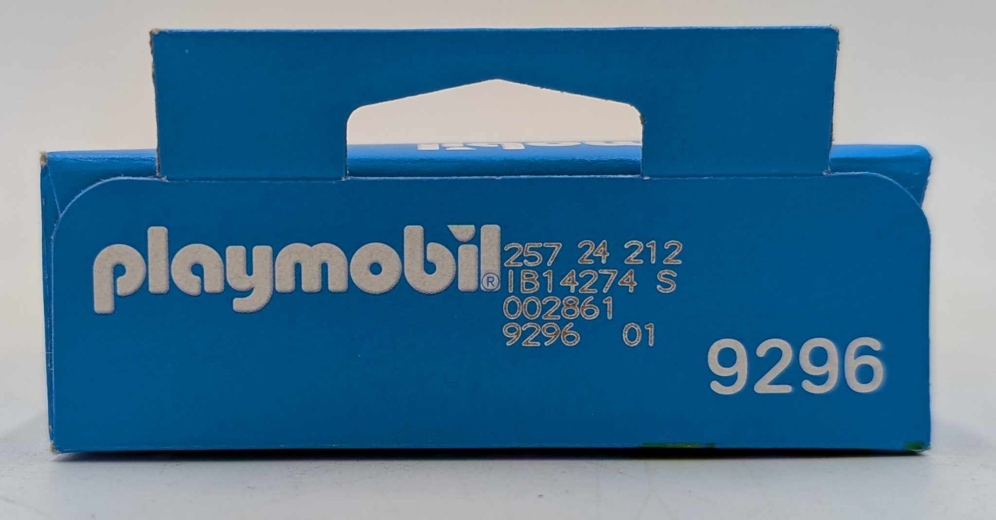 Blaue Playmobil-Box, weißer Text: Playmobil, Zahlen und die Nummer 9296. Obere Klappe sichtbar.