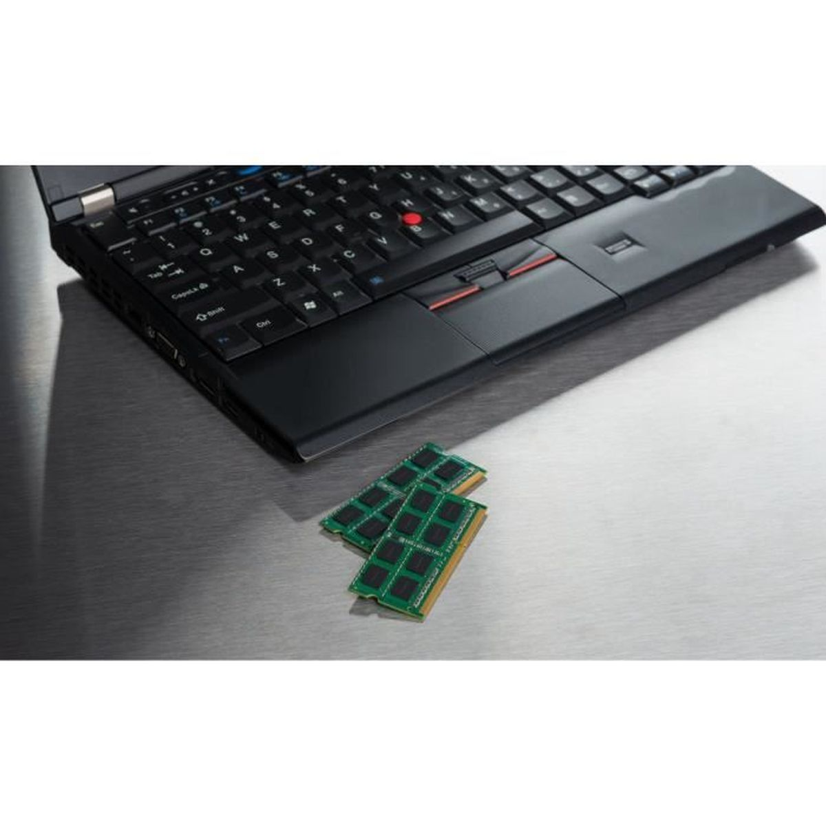 Laptop met RAM-modules. De laptop is open en RAM-modules zijn zichtbaar.